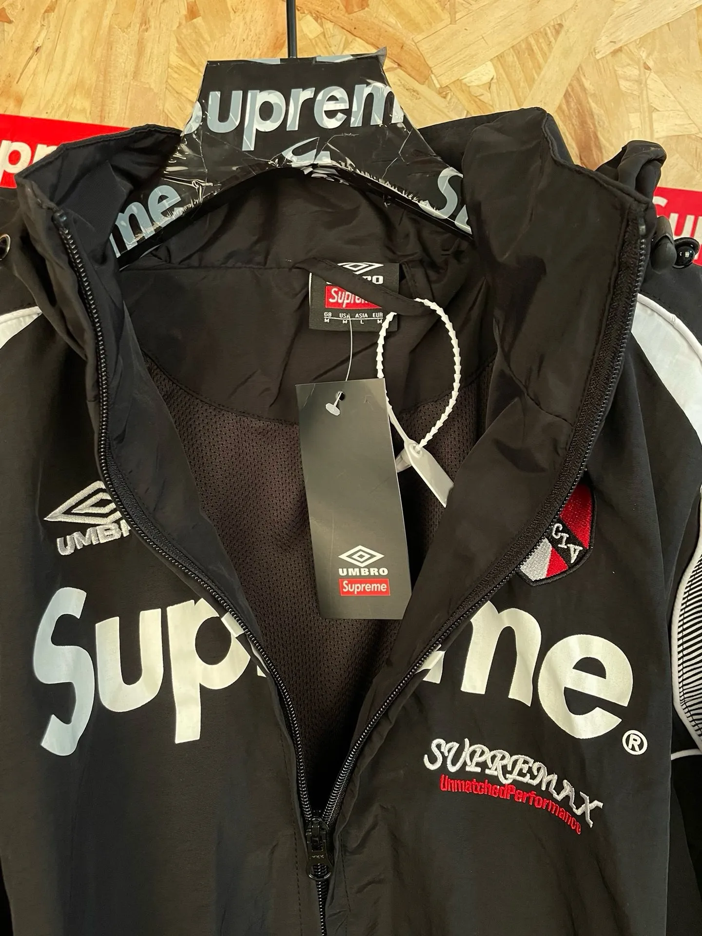 Style number: 8110 Supreme SS 22 x Umbro co-branded Track Jacket hooded trendy suit jacket size: S M L XL Color: Black Jacket