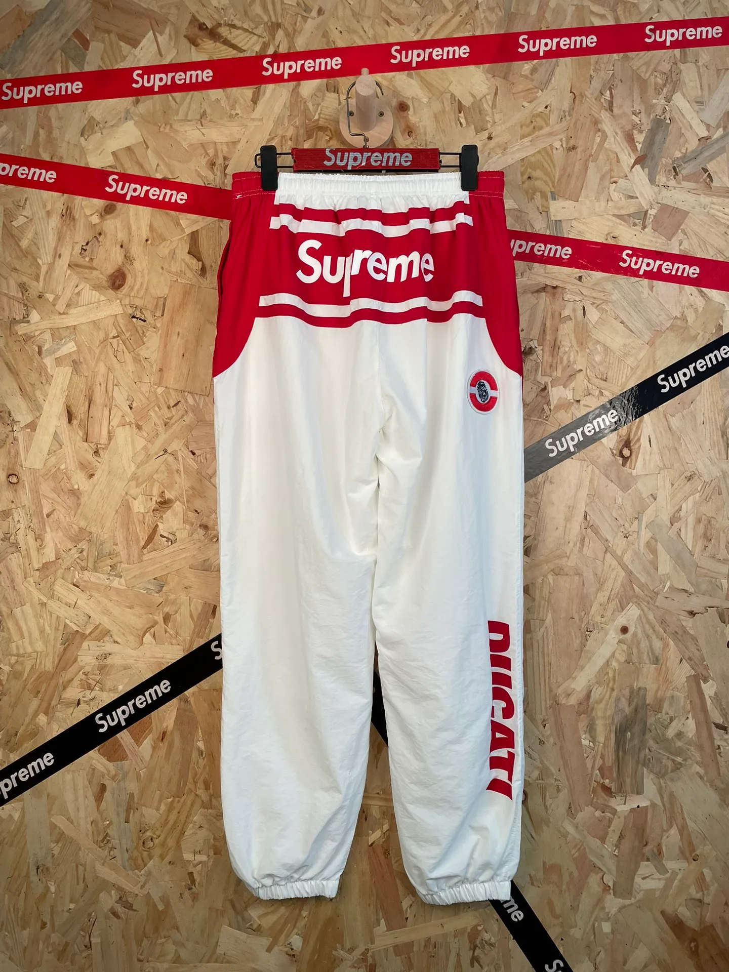 Style number: 7101 Supreme x Ducati joint Series functional racing style suit casual sports trousers size: S M L XL color: White trousers