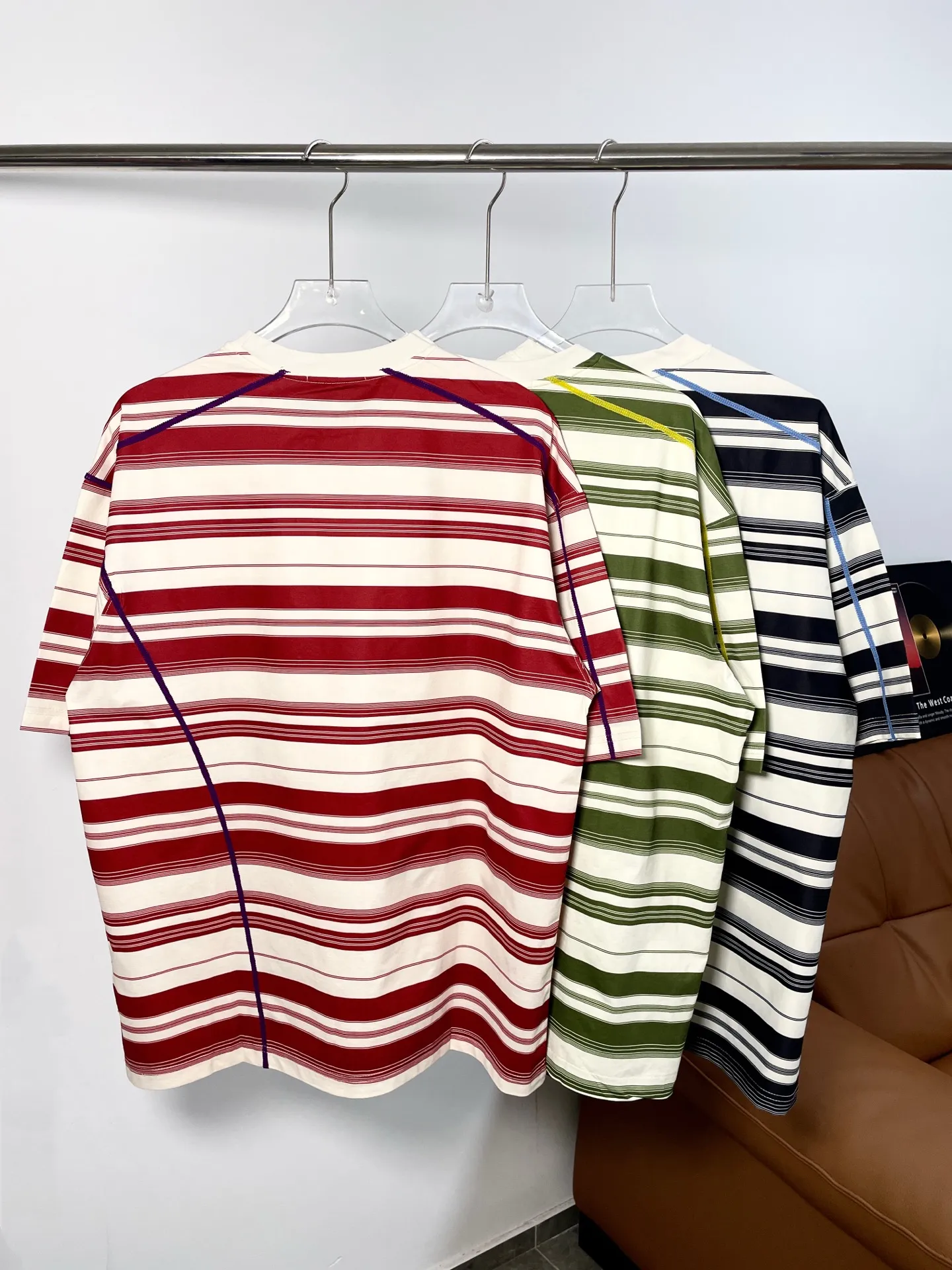 Supreme fashion patch embroidery heavy topstitch design short-sleeved Tee Size: s-x L Color: Bright Red-Black-Grass Green Stripes｜Classic never goes out of style Minimalist Black and White contrasting stripes, comes with advanced filters Loose off-shoulder version to hide the body, not flattering body shape Contrast topstitch embellishment on the side to break the monotony and add details Suitable for daily commuting and casual outings, Versatile is not wrong Red and white stripes｜Vitality Retro atmosphere Retro red and white stripes, directly full of vitality. Classic color matching is gentle and white, which reduces age and is not picky. Loose cut is casual and comfortable, suitable for sports and leisure. Wear it out in spring and summer, and easily get a Korean girly look. Green and white stripes | fresh and healing style. Low saturation green and white stripes, with a sense of summer freshness. Gentle and healing, whitening without picking on skin. Yellow topstitch decoration, exquisite details and texture. Loose fit, comfortable and breathable, perfect for outdoor travel.