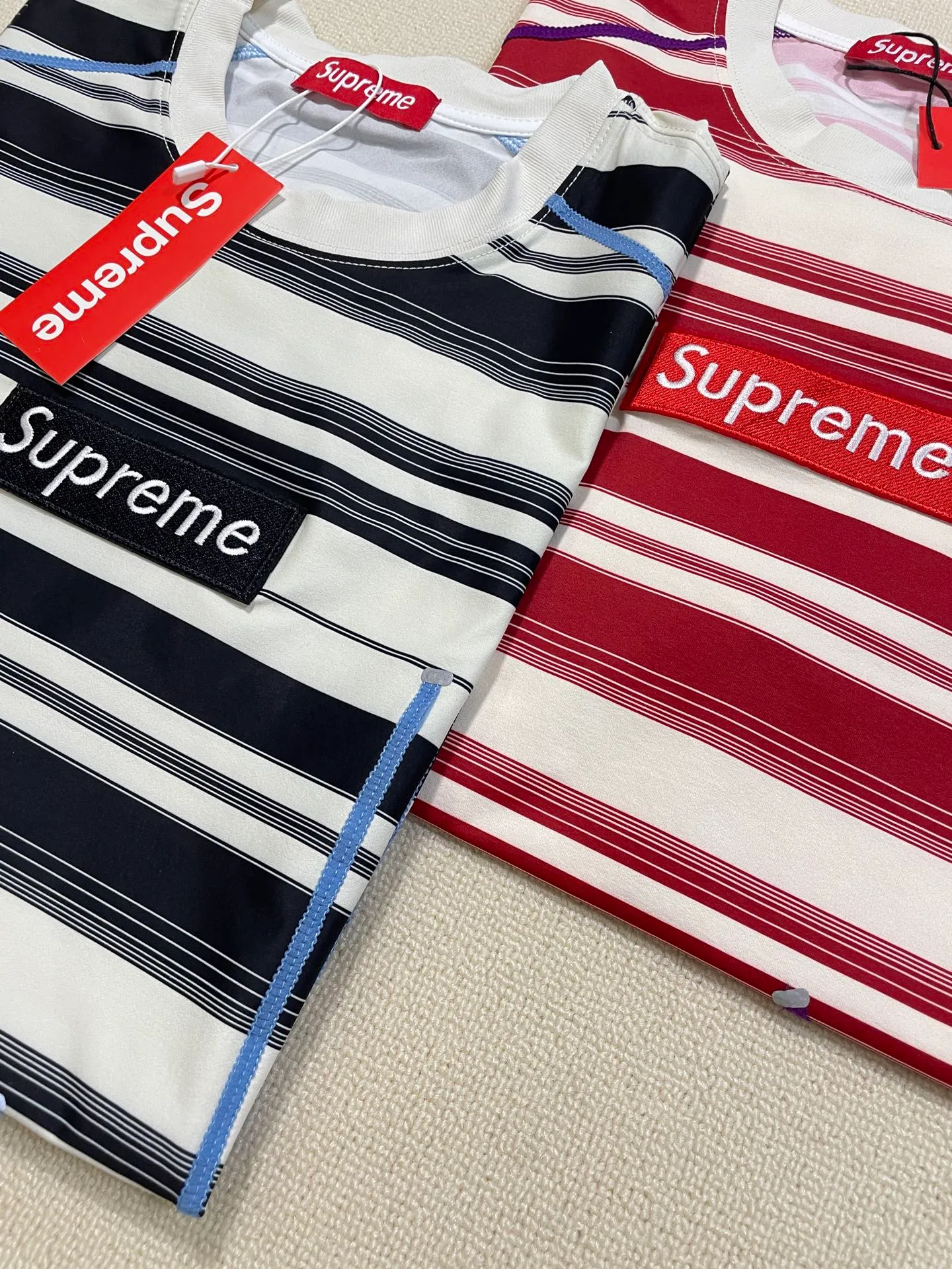 Supreme fashion patch embroidery heavy topstitch design short-sleeved Tee Size: s-x L Color: Bright Red-Black-Grass Green Stripes｜Classic never goes out of style Minimalist Black and White contrasting stripes, comes with advanced filters Loose off-shoulder version to hide the body, not flattering body shape Contrast topstitch embellishment on the side to break the monotony and add details Suitable for daily commuting and casual outings, Versatile is not wrong Red and white stripes｜Vitality Retro atmosphere Retro red and white stripes, directly full of vitality. Classic color matching is gentle and white, which reduces age and is not picky. Loose cut is casual and comfortable, suitable for sports and leisure. Wear it out in spring and summer, and easily get a Korean girly look. Green and white stripes | fresh and healing style. Low saturation green and white stripes, with a sense of summer freshness. Gentle and healing, whitening without picking on skin. Yellow topstitch decoration, exquisite details and texture. Loose fit, comfortable and breathable, perfect for outdoor travel.