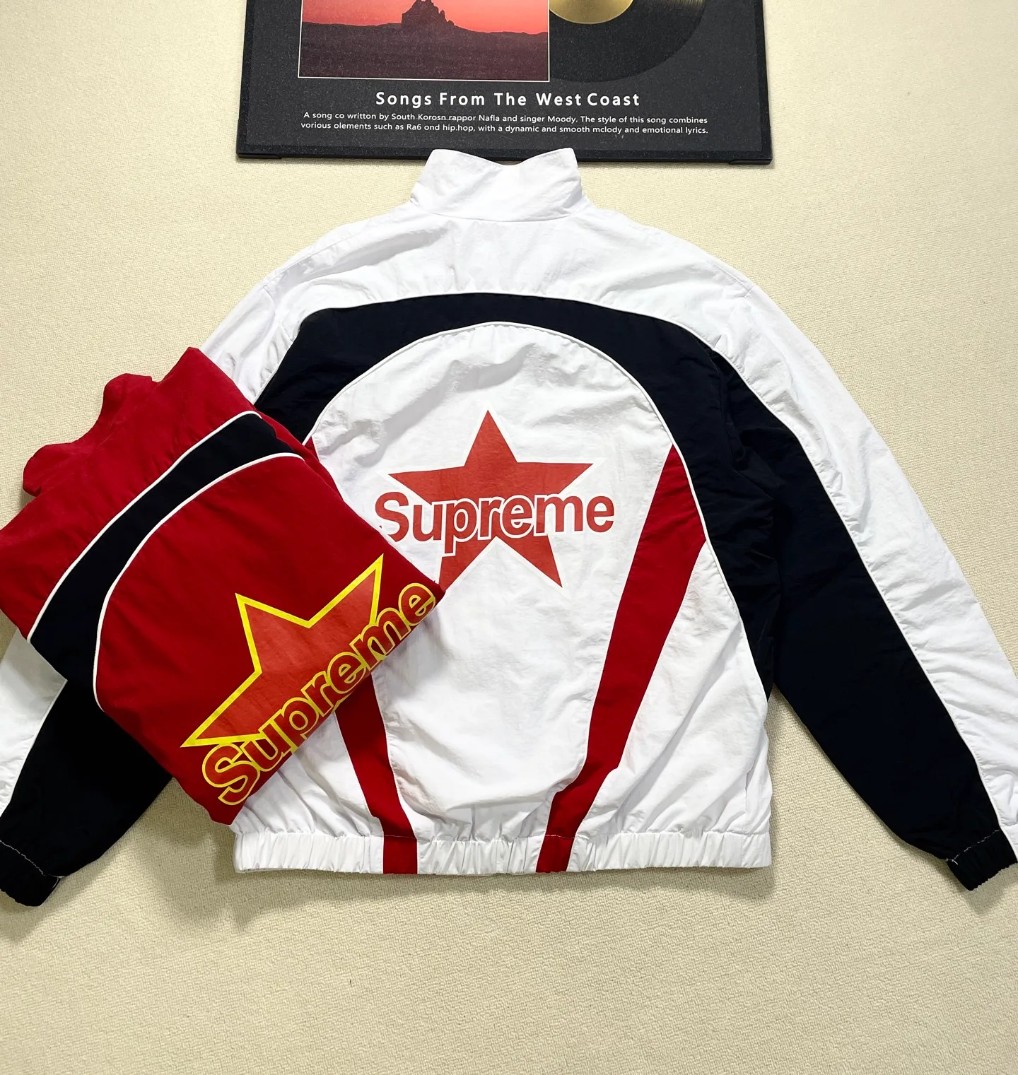 Supreme Color-blocked Early Autumn Casual Jacket - Contrast Color Splicing: The sleeves are designed with contrasting colors + side splicing, which enriches the visual layering and enhances the sense of fashion. - Hemming: The collar, cuffs, and hem are all hemmed in contrasting colors, which is not easy to deform and enhances the Retro sports atmosphere. - Fabric and material - Quick-drying fabric (nylon and spandex), Breathable and skin-friendly, suitable for spring and summer, with both sun protection and windproof functions. - Moderate drape, not easy to wrinkle, easy to take care of daily. - Retro sports style: Incorporates elements of 90s sportswear, suitable for citywalk, light sports, commuting and other scenarios. Size:M-2XL
