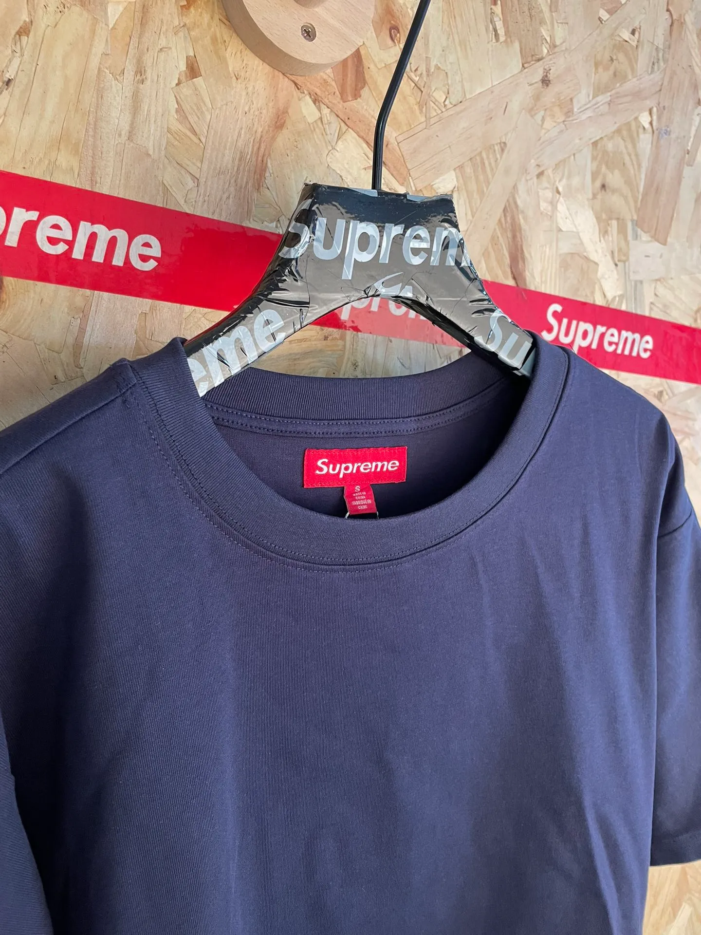 Style number: 8160 supreme back label 26ss high street letter screen printing loose casual men's and women's Same Style short-sleeved T-shirt Color: Black White/Black logo White/Red logo White/Blue logo Navy blue/Yellow logo (5 colors) Size: S-XL