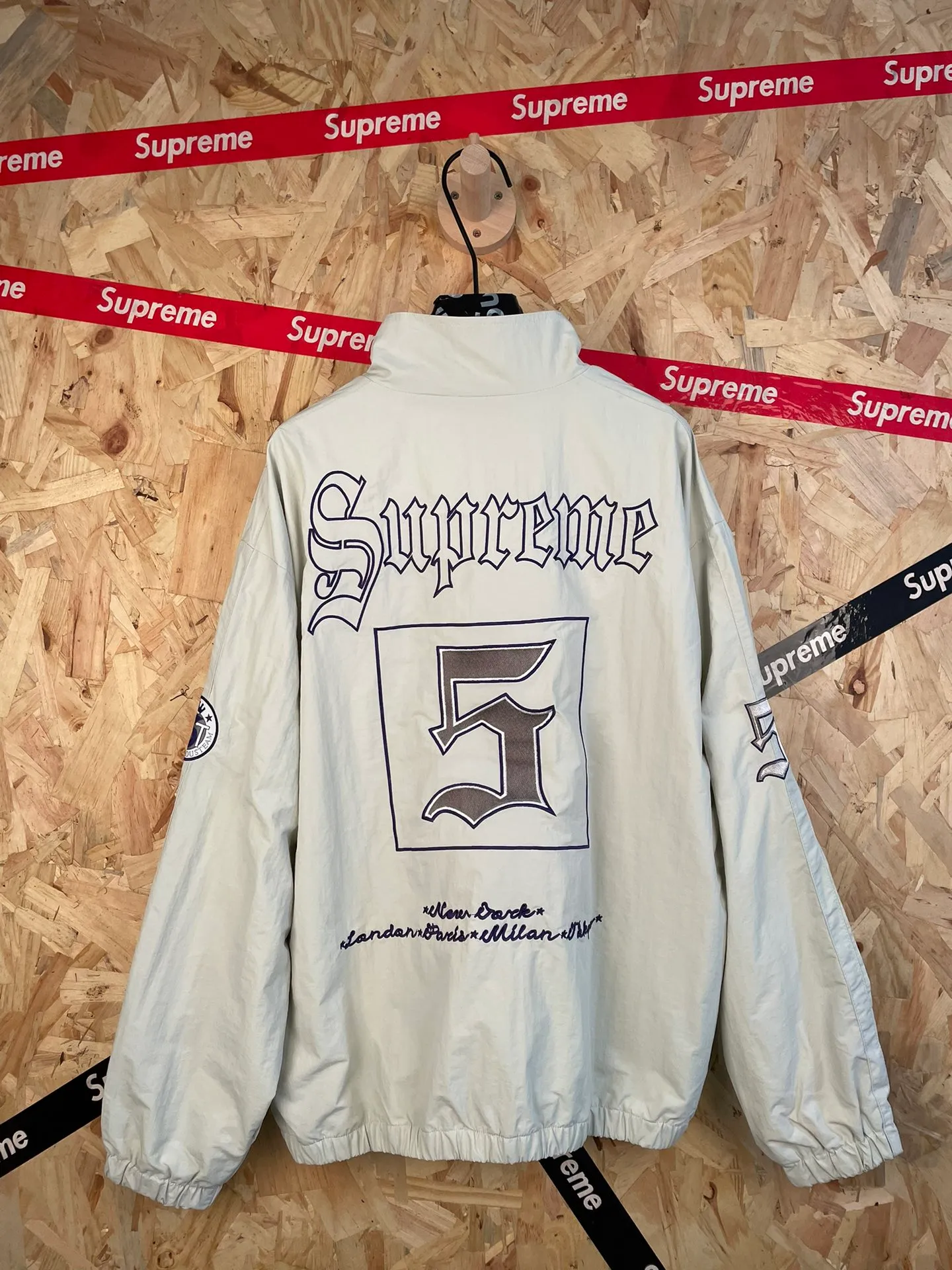 Style number: 8103 Supreme American trendy multi-pocket functional suit windbreaker jacket Size: S M L XL Color: White jacket