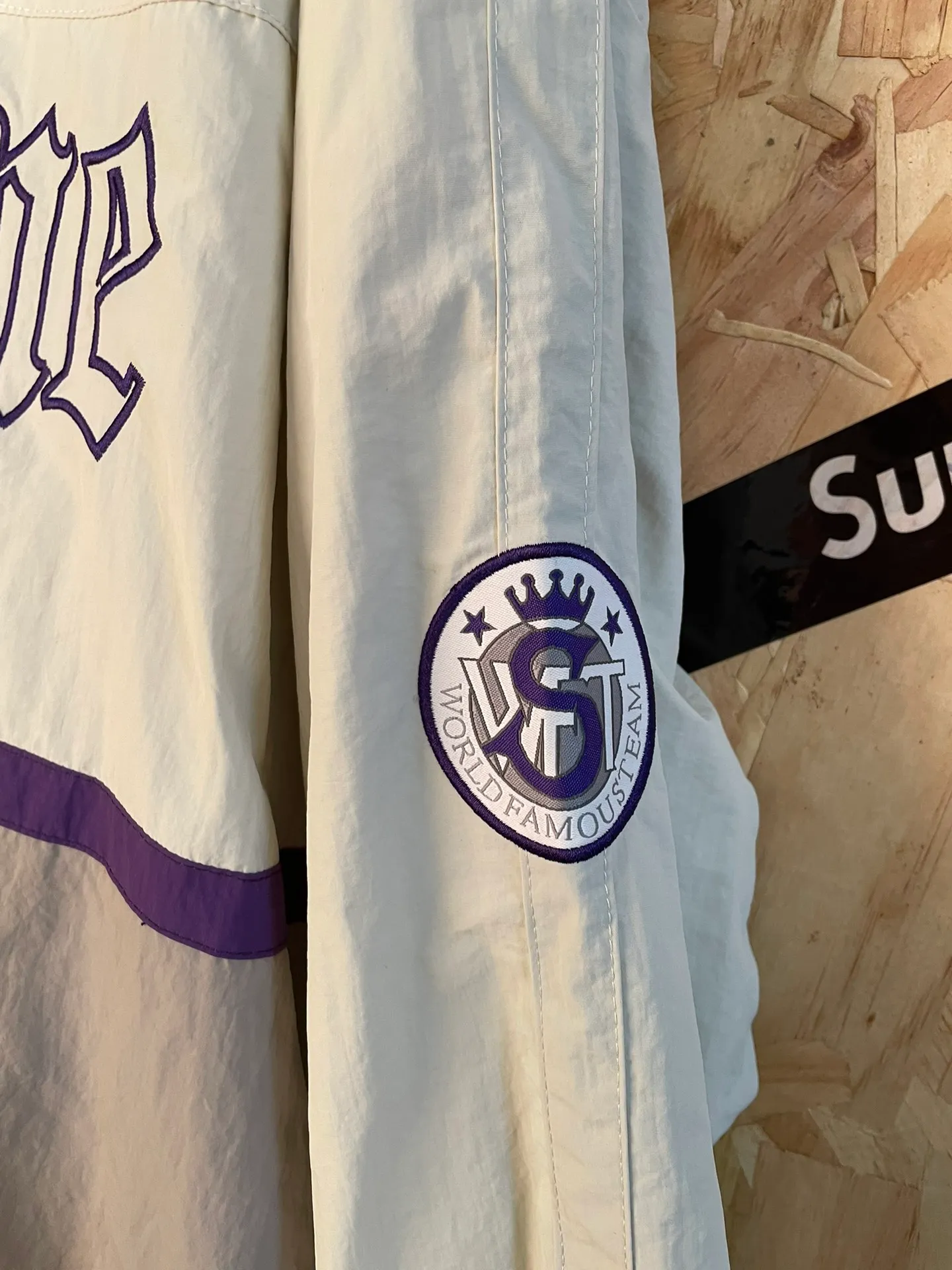 Style number: 8103 Supreme American trendy multi-pocket functional suit windbreaker jacket Size: S M L XL Color: White jacket