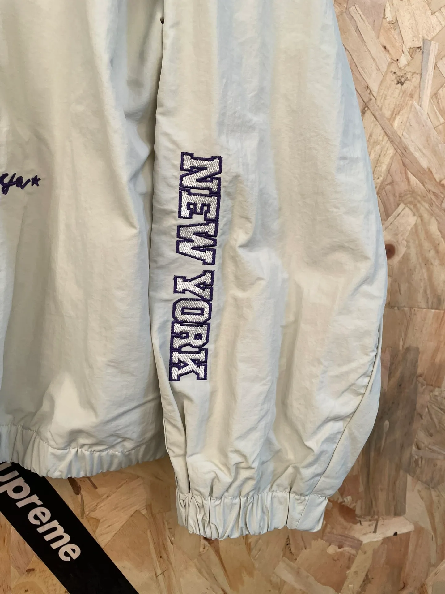 Style number: 8103 Supreme American trendy multi-pocket functional suit windbreaker jacket Size: S M L XL Color: White jacket