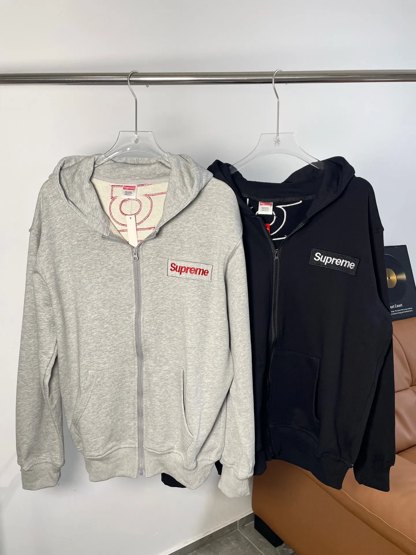 Supreme 26FW Satin Appliqué Hooded hooded sports hoodie jacket. The design is eye-catching but not too high-profile. It will be much easier to wear than expected. Size: S-XL