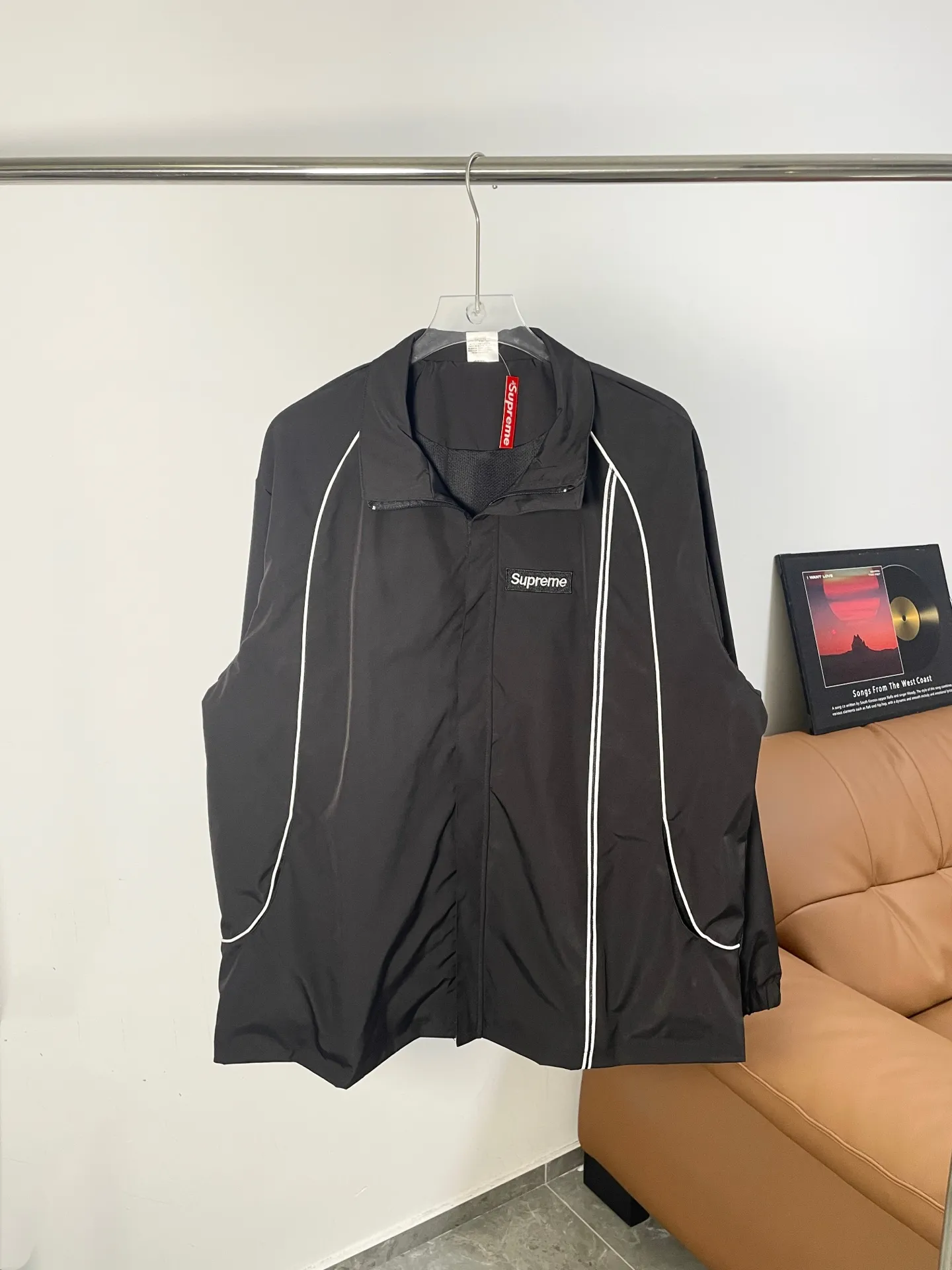 Supreme's trendy early autumn design casual jacket 1️⃣The back is generously matched with surrounding embroidery and full of details 2️⃣The fabric is made of Supplex, which is refreshing and breathable and skin-friendly. It is suitable for autumn. 3️⃣The color matches the upper body very well. Size: S-XL