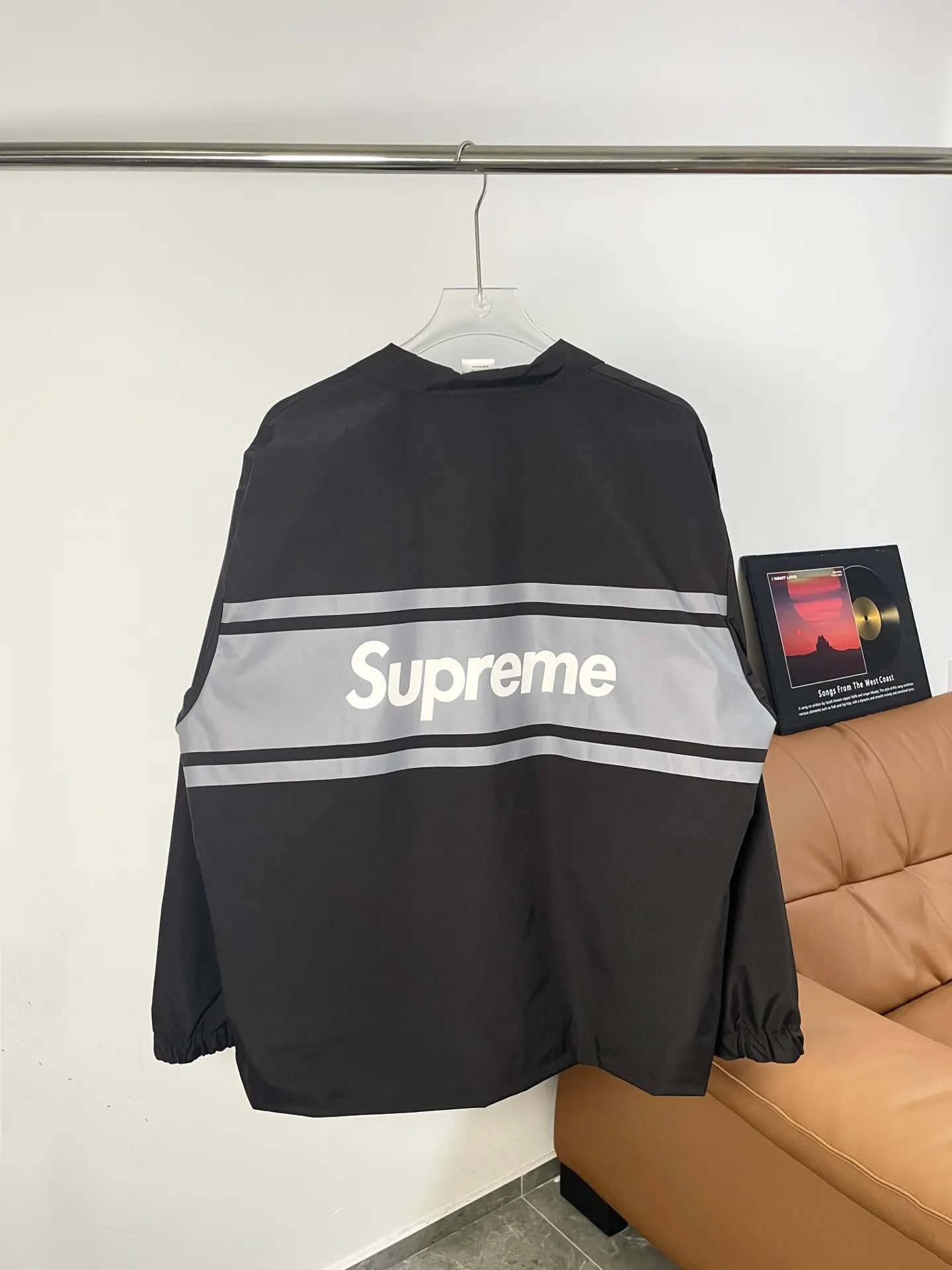 Supreme's trendy early autumn design casual jacket 1️⃣The back is generously matched with surrounding embroidery and full of details 2️⃣The fabric is made of Supplex, which is refreshing and breathable and skin-friendly. It is suitable for autumn. 3️⃣The color matches the upper body very well. Size: S-XL