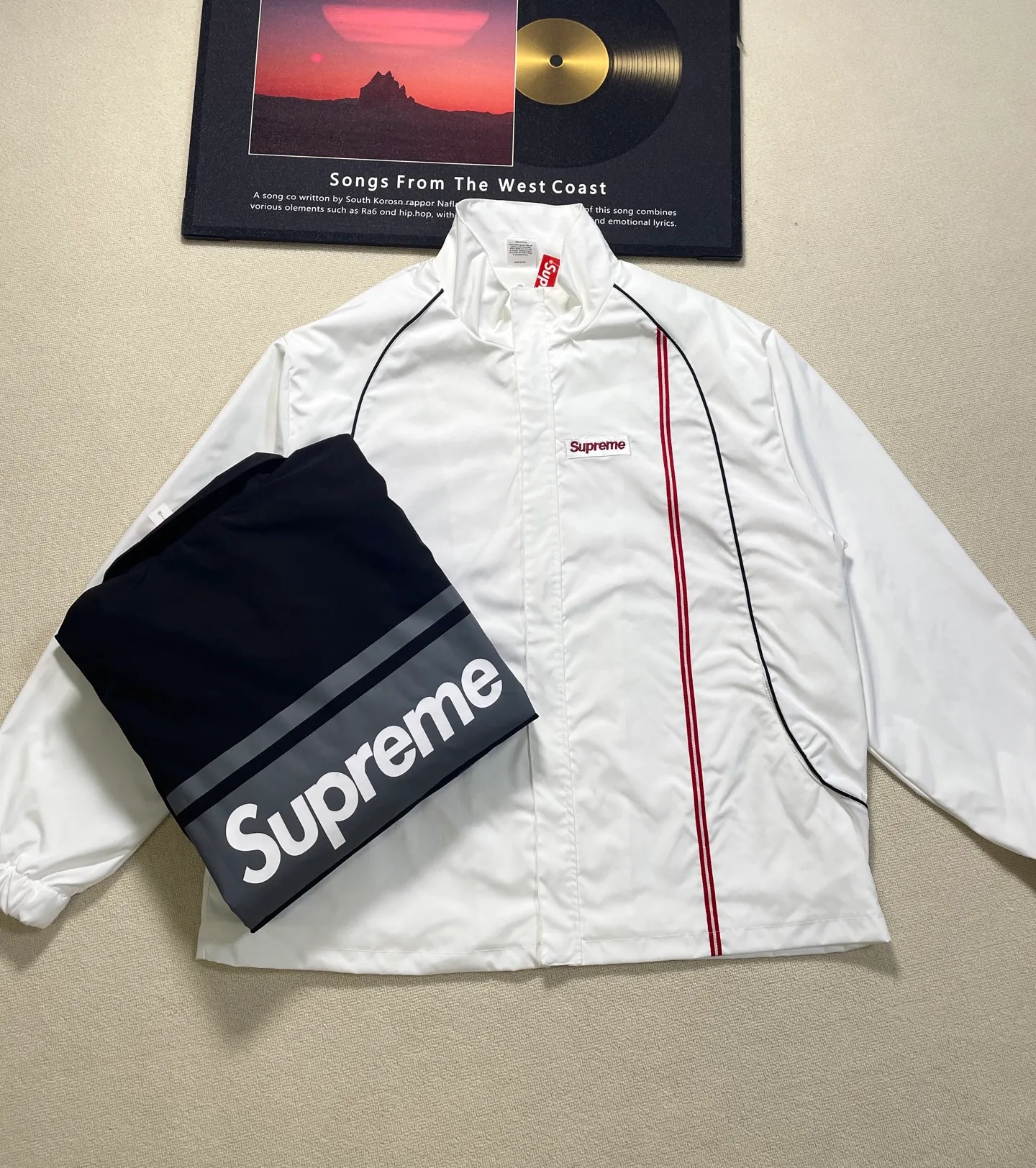 Supreme's trendy early autumn design casual jacket 1️⃣The back is generously matched with surrounding embroidery and full of details 2️⃣The fabric is made of Supplex, which is refreshing and breathable and skin-friendly. It is suitable for autumn. 3️⃣The color matches the upper body very well. Size: S-XL