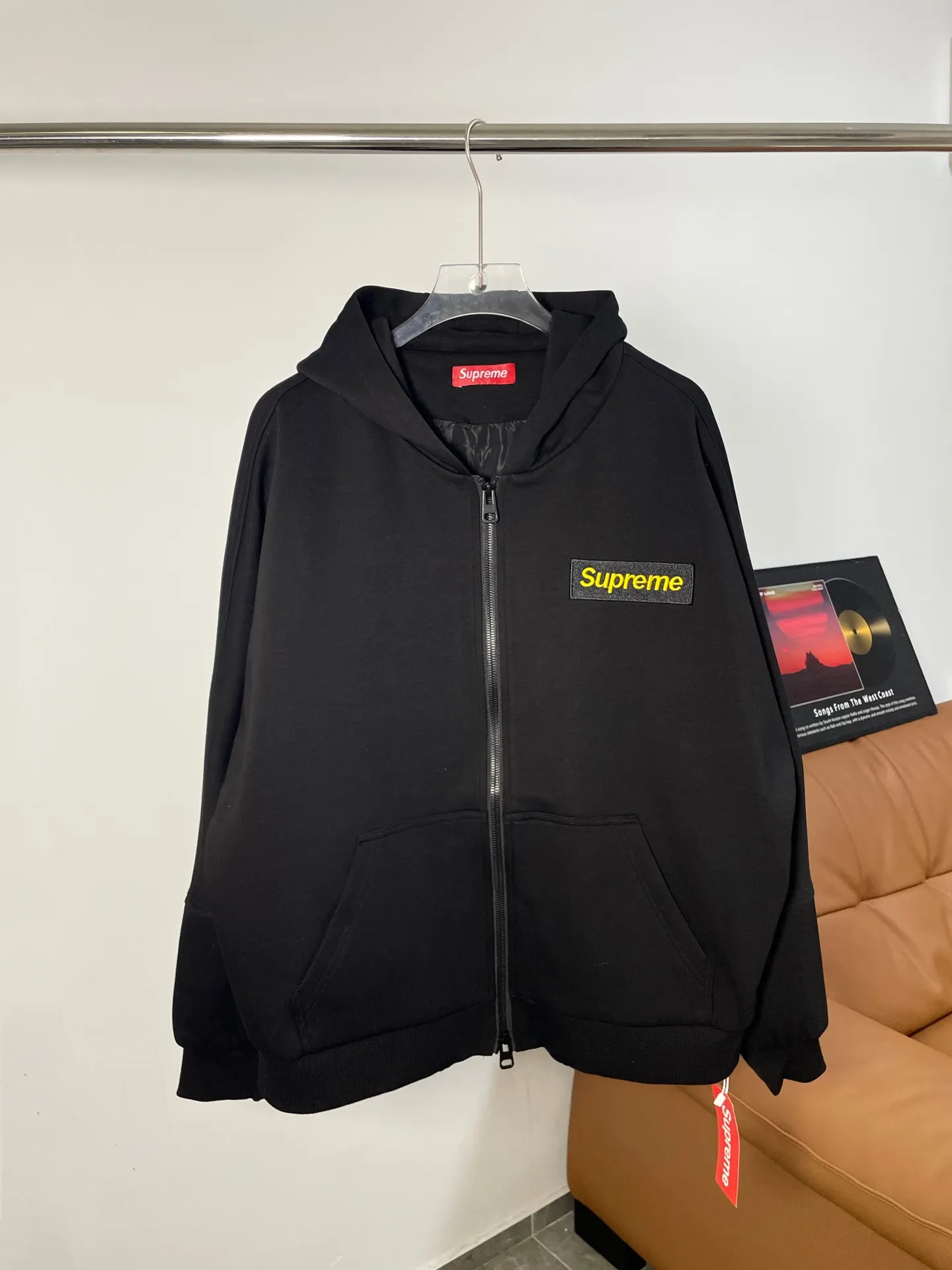 Supreme WEEK 14Polartec Face Mask Half Zip Hooded Sweatshirt Heavy 600g pure cotton casual hooded jacket. Embroidered logo on the back. Very comfortable to wear. The fabric is already in place. 600g high gram weight pure cotton is limited. The color of the letter stitching is very correct. No need to worry about color difference. Color: Black Gray Size: M L XL XXL Bust Length Shoulder width Sleeve length M 126 69 53 59.5 L 132 72 54.5 61 XL 138 75 56 62.5 XXL 144 78 58 64