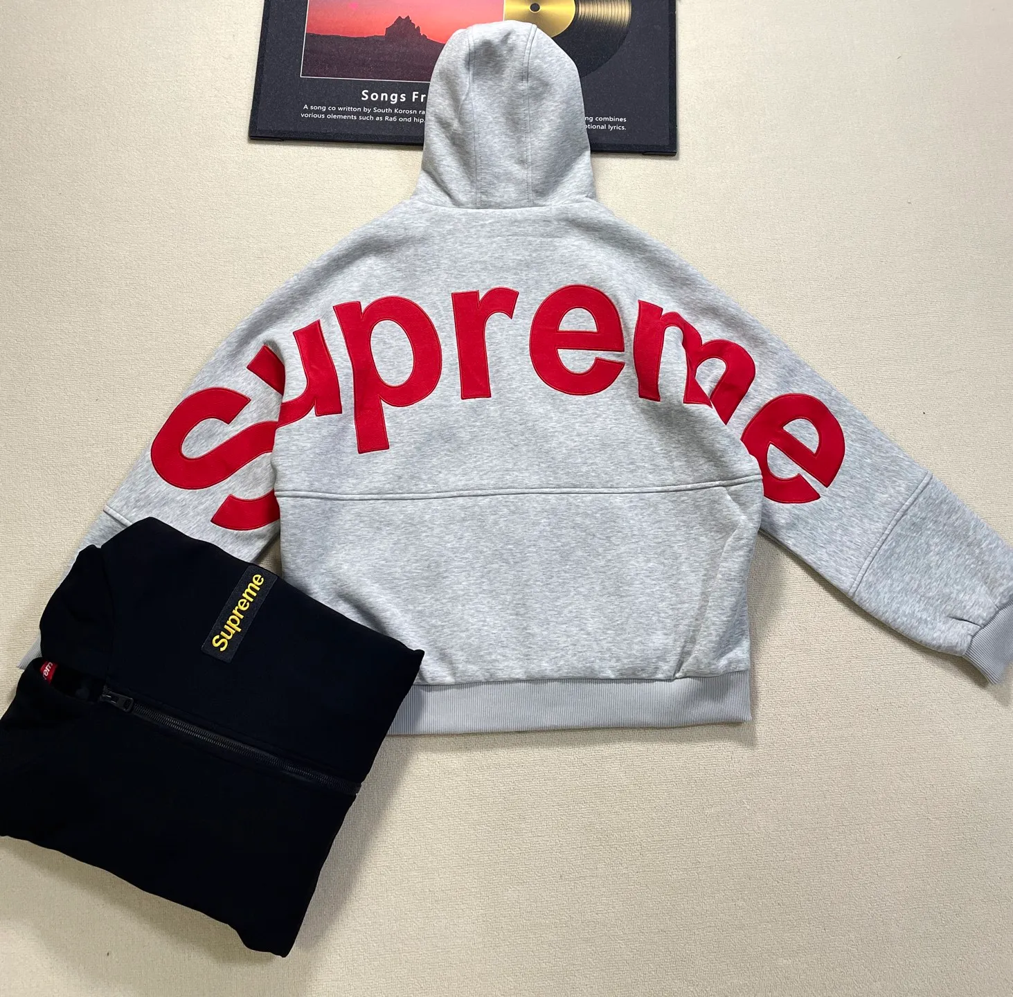 Supreme WEEK 14Polartec Face Mask Half Zip Hooded Sweatshirt Heavy 600g pure cotton casual hooded jacket. Embroidered logo on the back. Very comfortable to wear. The fabric is already in place. 600g high gram weight pure cotton is limited. The color of the letter stitching is very correct. No need to worry about color difference. Color: Black Gray Size: M L XL XXL Bust Length Shoulder width Sleeve length M 126 69 53 59.5 L 132 72 54.5 61 XL 138 75 56 62.5 XXL 144 78 58 64