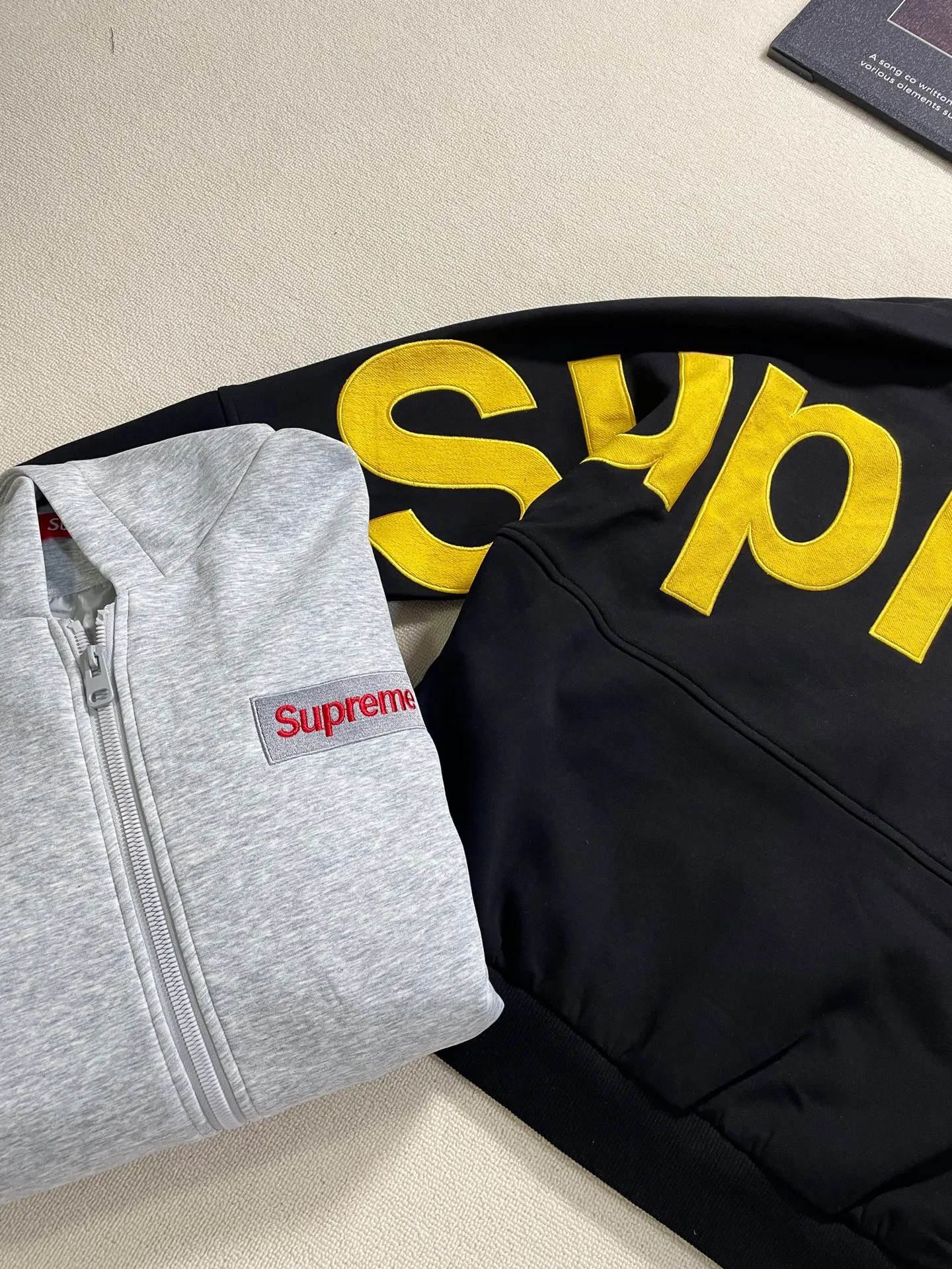 Supreme WEEK 14Polartec Face Mask Half Zip Hooded Sweatshirt Heavy 600g pure cotton casual hooded jacket. Embroidered logo on the back. Very comfortable to wear. The fabric is already in place. 600g high gram weight pure cotton is limited. The color of the letter stitching is very correct. No need to worry about color difference. Color: Black Gray Size: M L XL XXL Bust Length Shoulder width Sleeve length M 126 69 53 59.5 L 132 72 54.5 61 XL 138 75 56 62.5 XXL 144 78 58 64