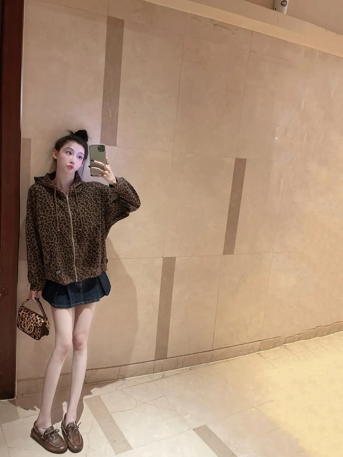 [Upper body picture] Supreme leopard print waffle hooded jacket
