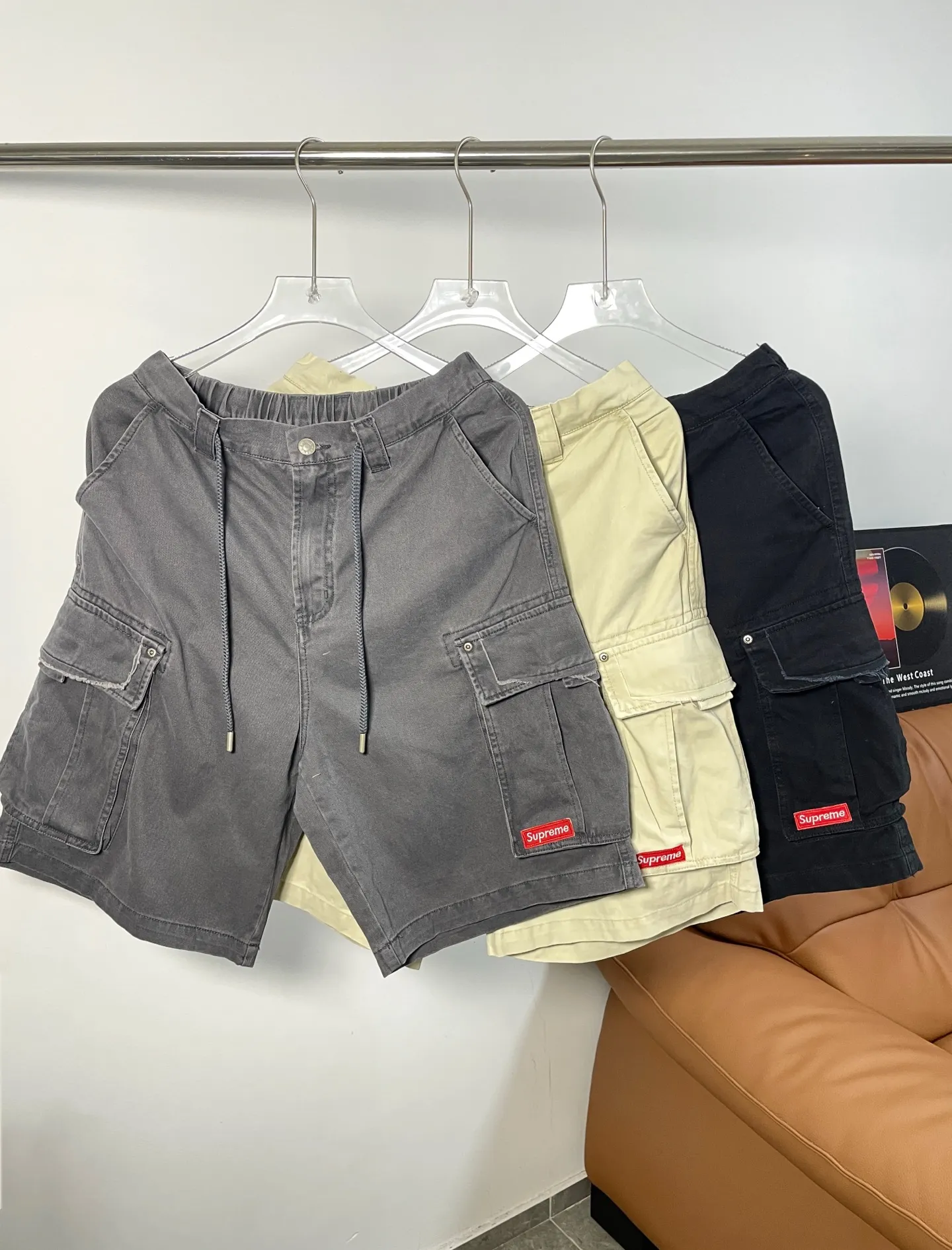 Supreme CARGO SHORT Heavy-duty washed basic solid color large-pocket work shorts. The wider version is very easy to wear. Although it is very loose, it is not very cumbersome. When paired with relatively wider Shoes, it will naturally create a sense of stacking without dragging the floor. You can tell from Supreme skateboard promotional materials or the choices of many skateboarders that it is a very comfortable item.