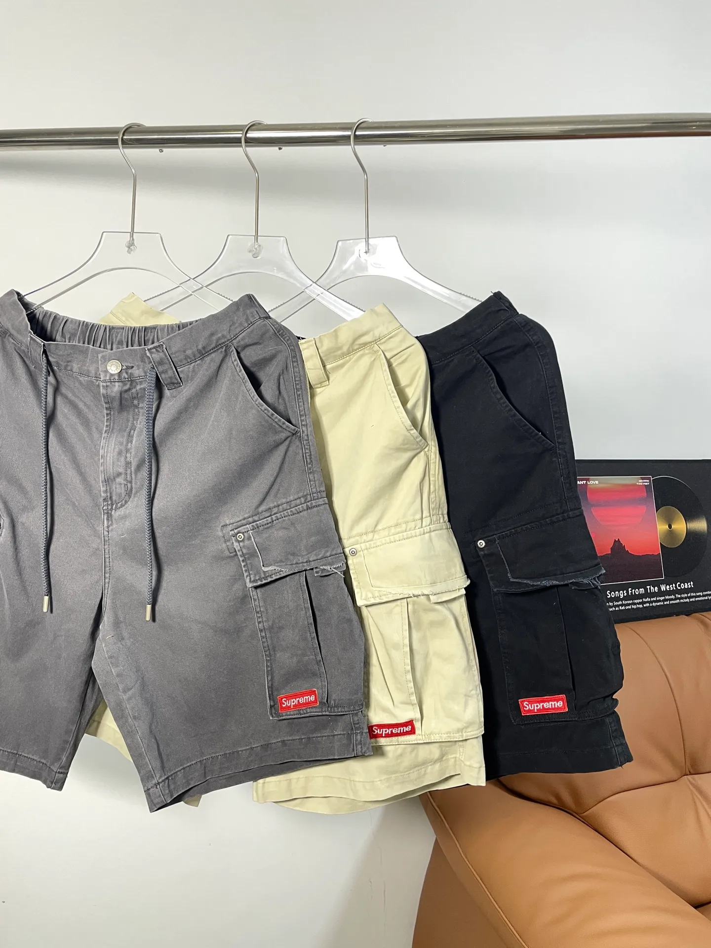 Supreme CARGO SHORT Heavy-duty washed basic solid color large-pocket work shorts. The wider version is very easy to wear. Although it is very loose, it is not very cumbersome. When paired with relatively wider Shoes, it will naturally create a sense of stacking without dragging the floor. You can tell from Supreme skateboard promotional materials or the choices of many skateboarders that it is a very comfortable item.