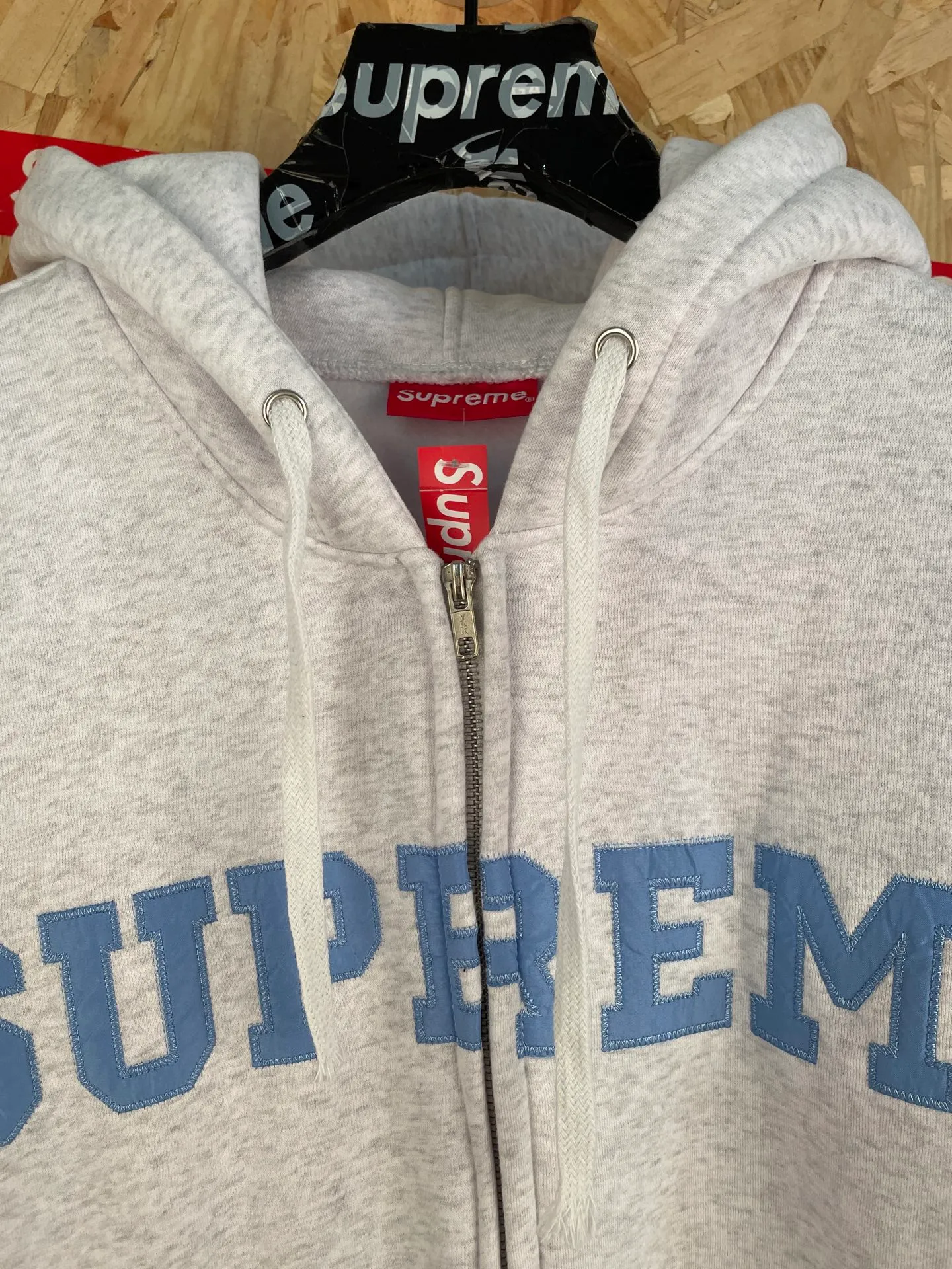 Style number: 8192 supreme 25FW chest flocked logo zipper cardigan sweatshirt for men and women Same Style Color: Black White Size: S-XL