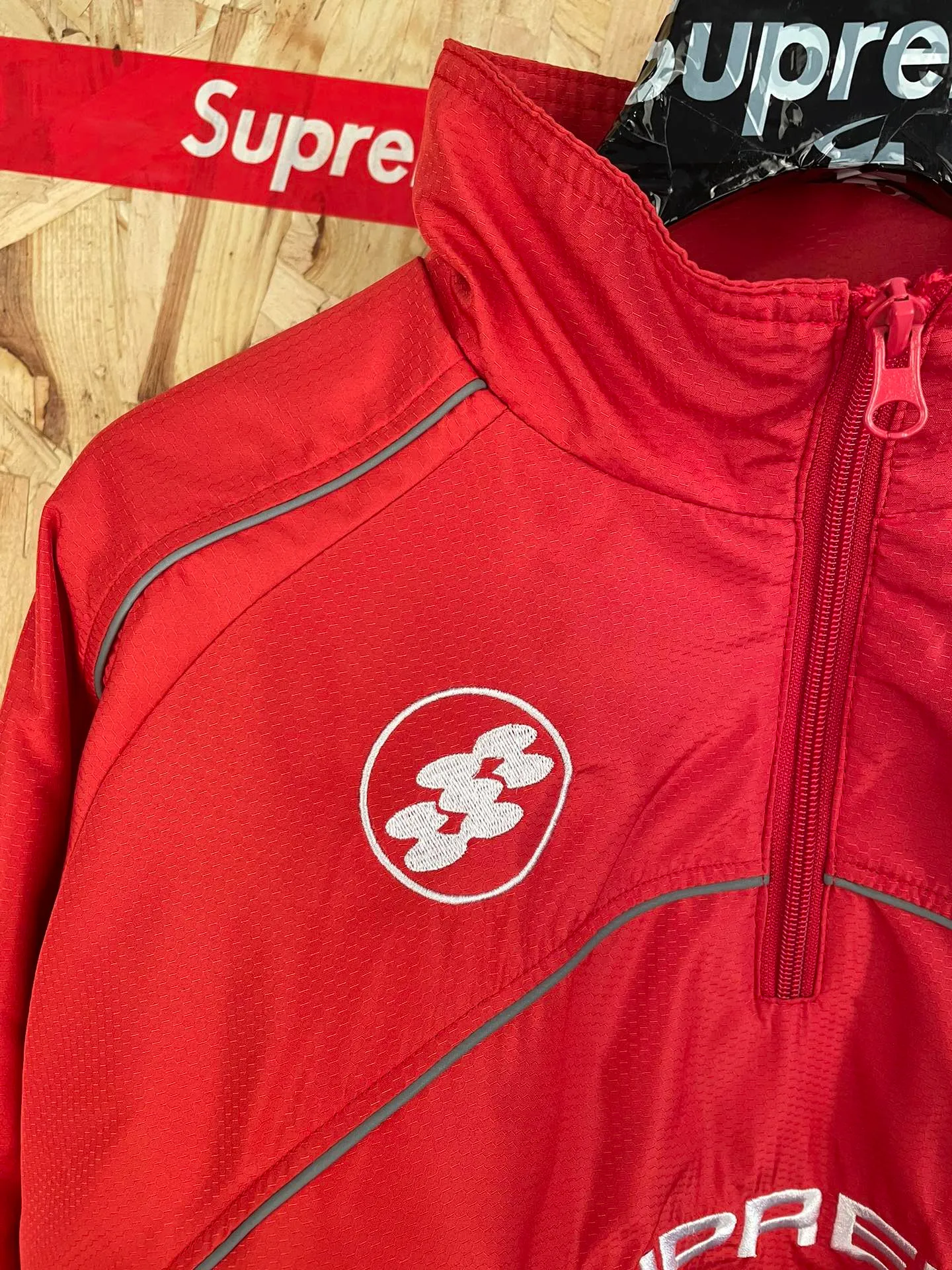Style number: 8104 Supreme embroidered reflective pullover jacket, embroidery + reflective, three colors, size: S M L XL Color: Red