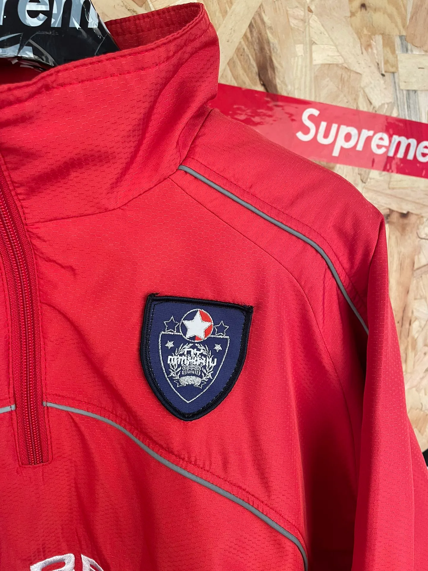 Style number: 8104 Supreme embroidered reflective pullover jacket, embroidery + reflective, three colors, size: S M L XL Color: Red