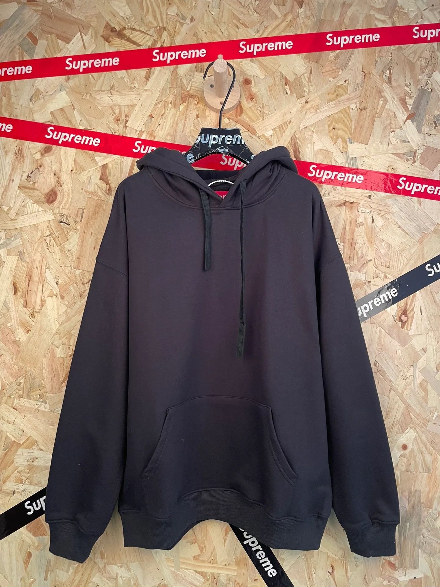 Style No.: 8115 SUPREME Heavy Industry Back Embroidered Letters Hooded Suit Sweater Thick Pound Fleece Fabric Size: S M L XL Color: Black