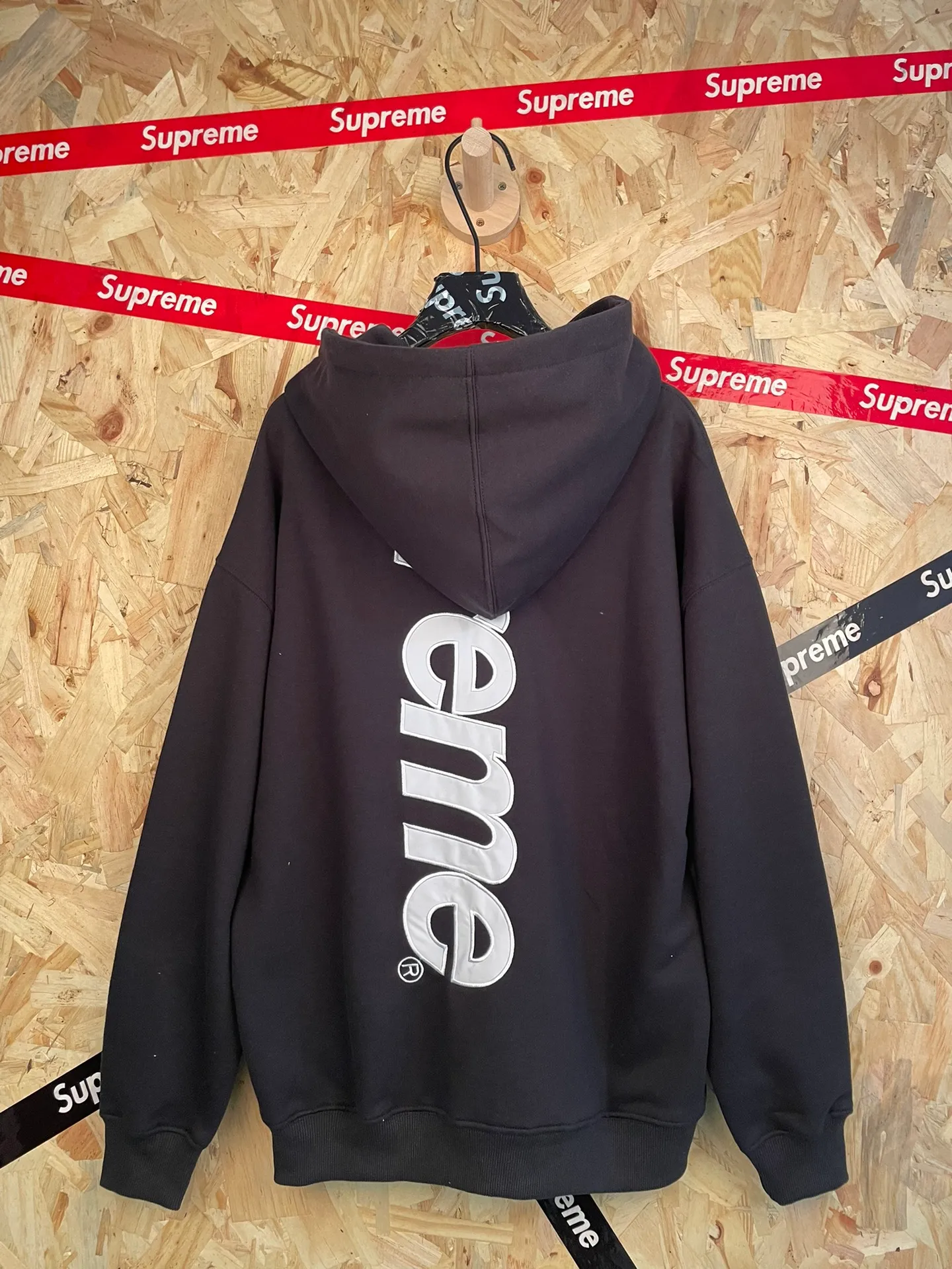 Style No.: 8115 SUPREME Heavy Industry Back Embroidered Letters Hooded Suit Sweater Thick Pound Fleece Fabric Size: S M L XL Color: Black