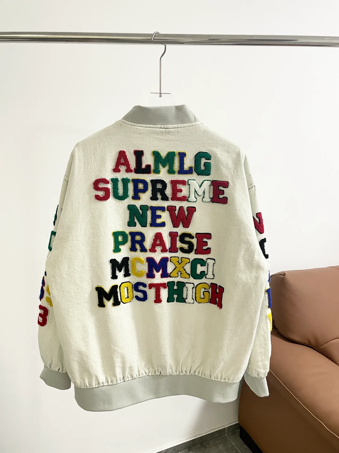 Supreme heavy-duty washed distressed flocked denim jacket. Heavy-duty sand-washed denim with distressed craftsmanship. The overall upper body effect is loose and stylish. The flocking part is designed by a famous factory. The details are full of luxury. Size: M-2XL