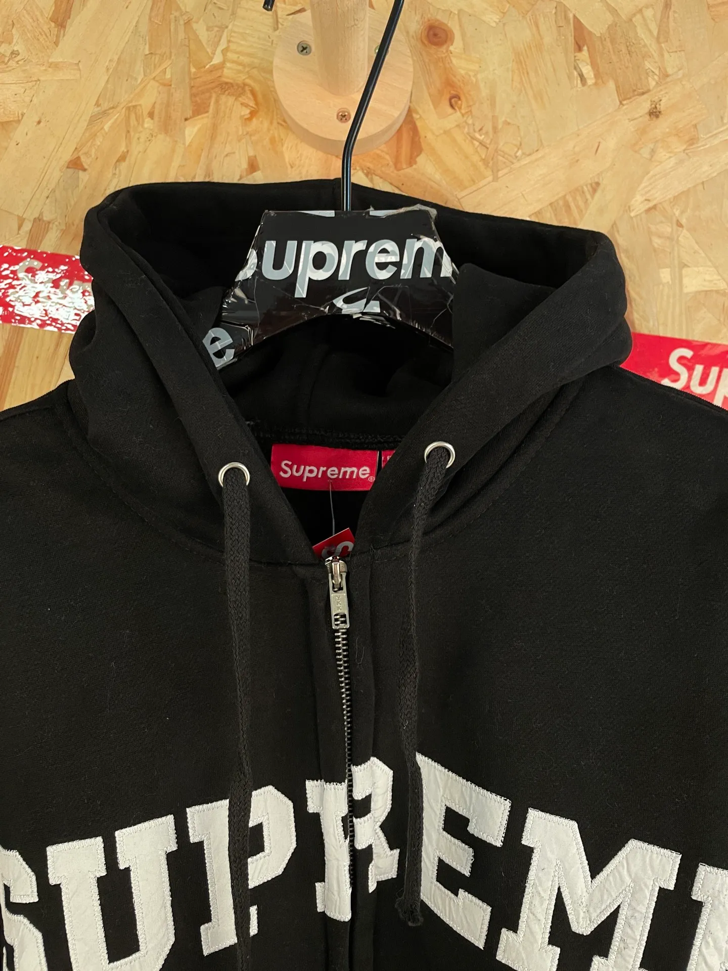 Style number: 8192 supreme 25FW chest flocked logo zipper cardigan sweatshirt for men and women Same Style Color: Black White Size: S-XL