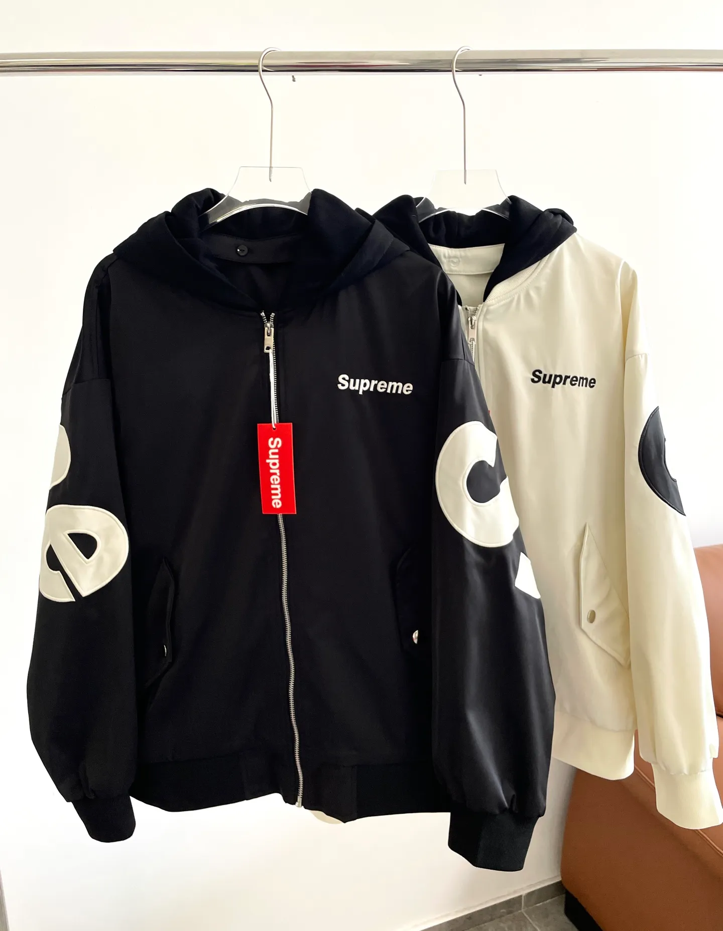 Supreme heavyweight flight jacket with detachable embroidered hood. High-weight fabric. Detachable embroidered hood. Crisp and stylish upper body. Large letter logo. Color: Black White.