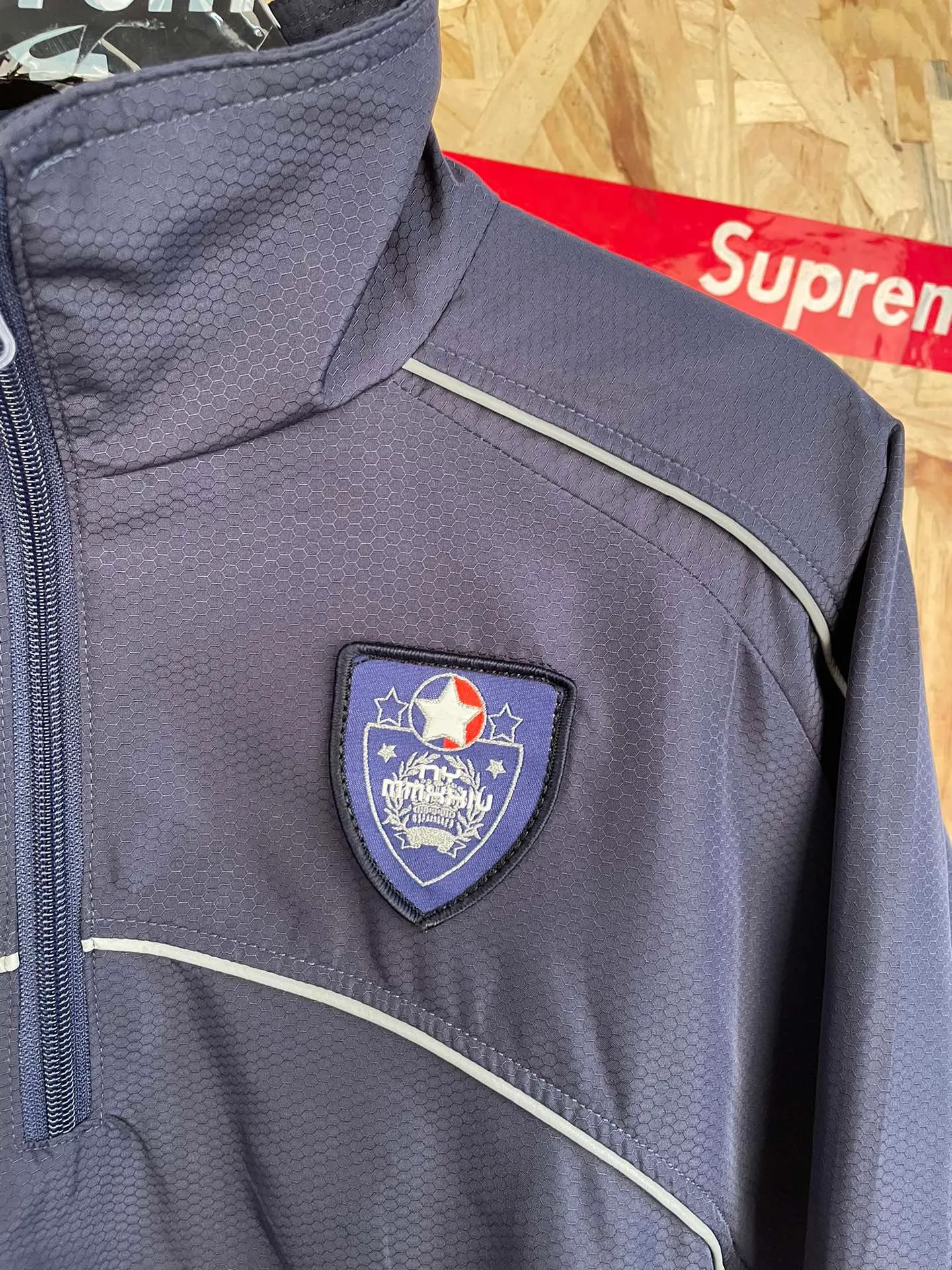 Style number: 8104 Supreme embroidered reflective pullover jacket, embroidery + reflective, three colors, size: S M L XL Color: Navy Blue