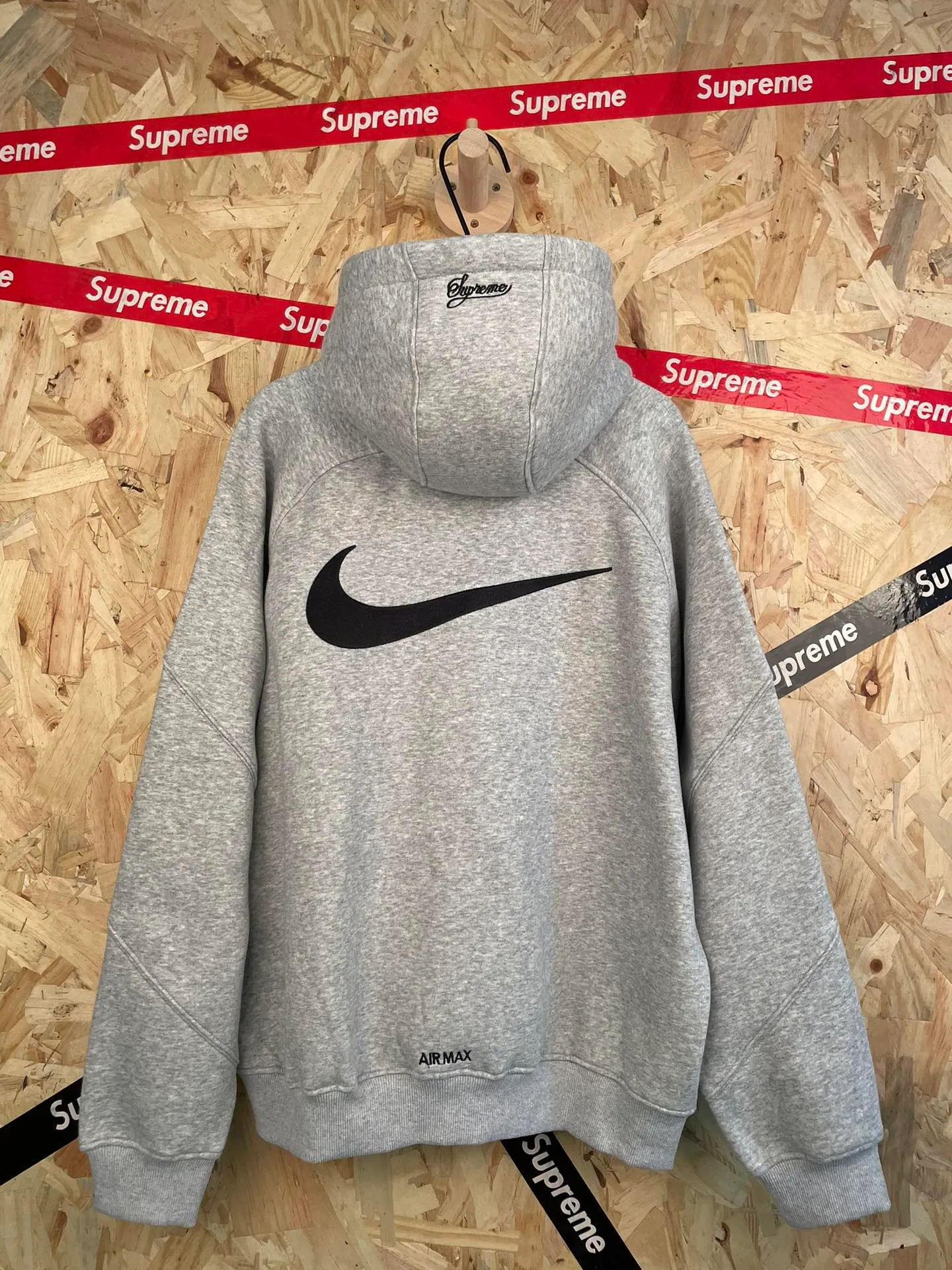 Style number: 8129 supreme co-branded Nike embroidered hooded suit zipper sweatshirt jacket size: S M L XL color: Gray Black