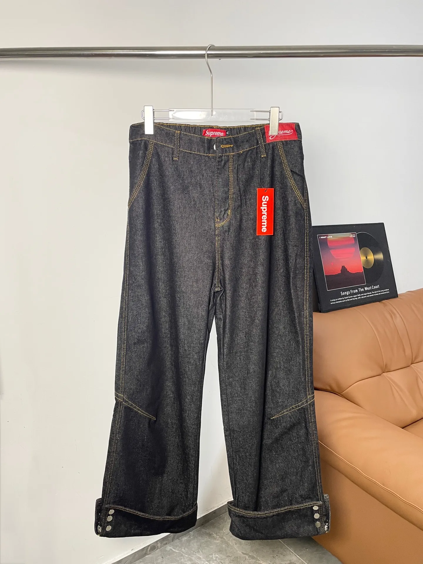 Supreme Distressed Loose Jean Heavy embroidery washed jeans. Jeans that can be beaten. 13oz cotton denim is very textured. Heavy washing and hand-made distressing make the whole fading very natural, suitable for daily wear. Color: denim black, denim blue