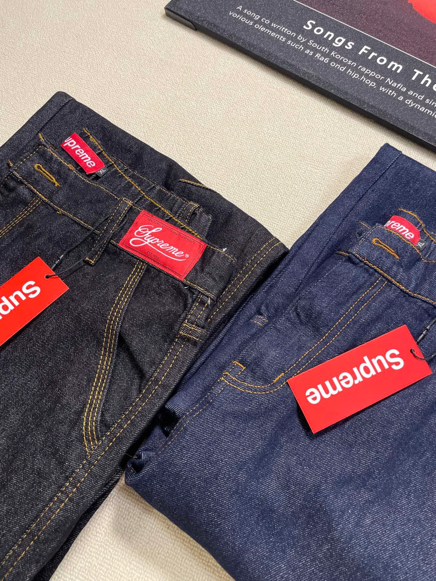 Supreme Distressed Loose Jean Heavy embroidery washed jeans. Jeans that can be beaten. 13oz cotton denim is very textured. Heavy washing and hand-made distressing make the whole fading very natural, suitable for daily wear. Color: denim black, denim blue