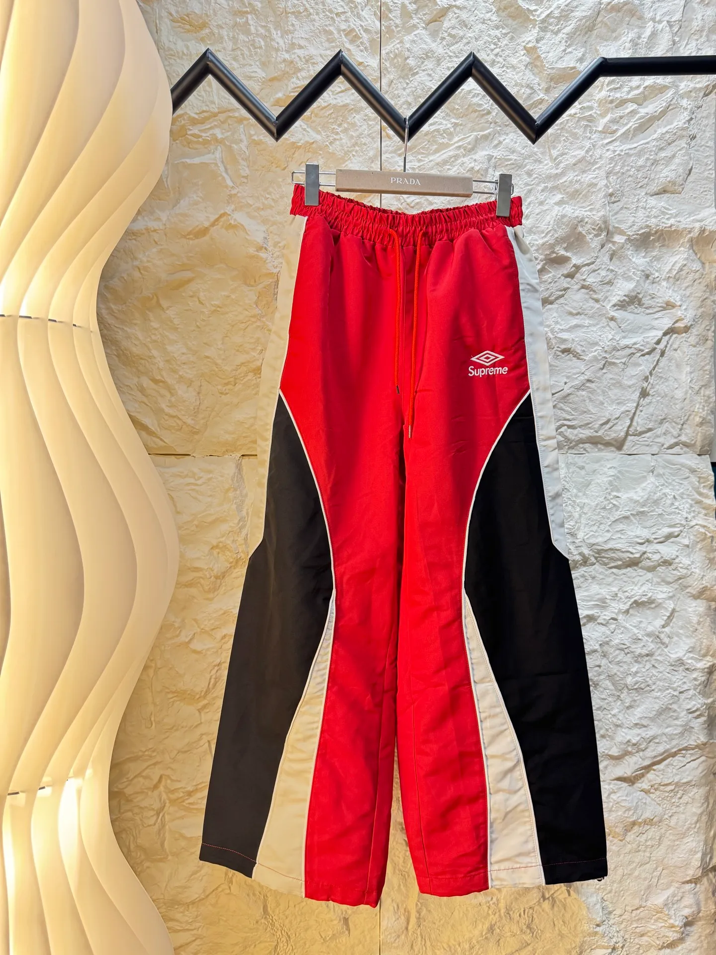 Supreme✖️Umbro joint SS 26 WEEK 4 beauty trend stitching embroidery suit Color: Red White Size: M L XL XXL