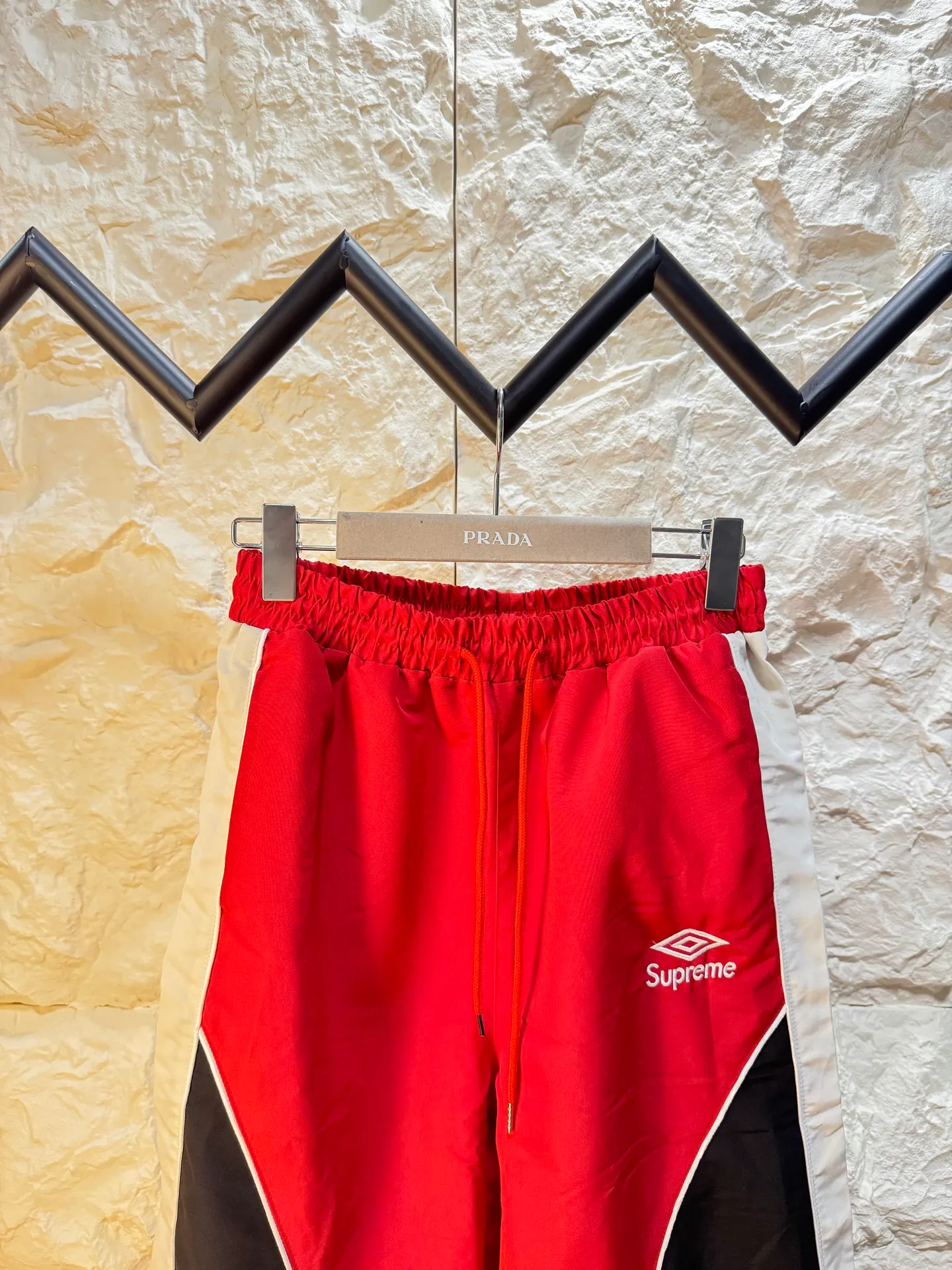 Supreme✖️Umbro joint SS 26 WEEK 4 beauty trend stitching embroidery suit Color: Red White Size: M L XL XXL
