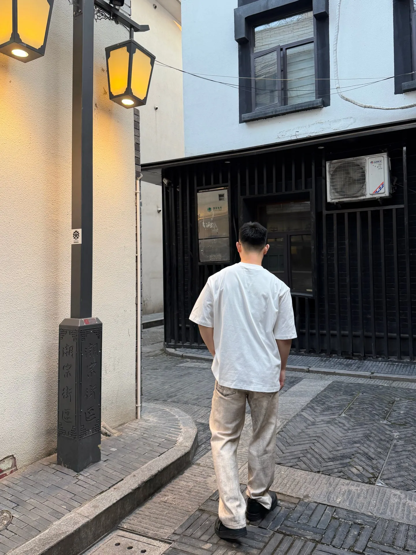 「 」