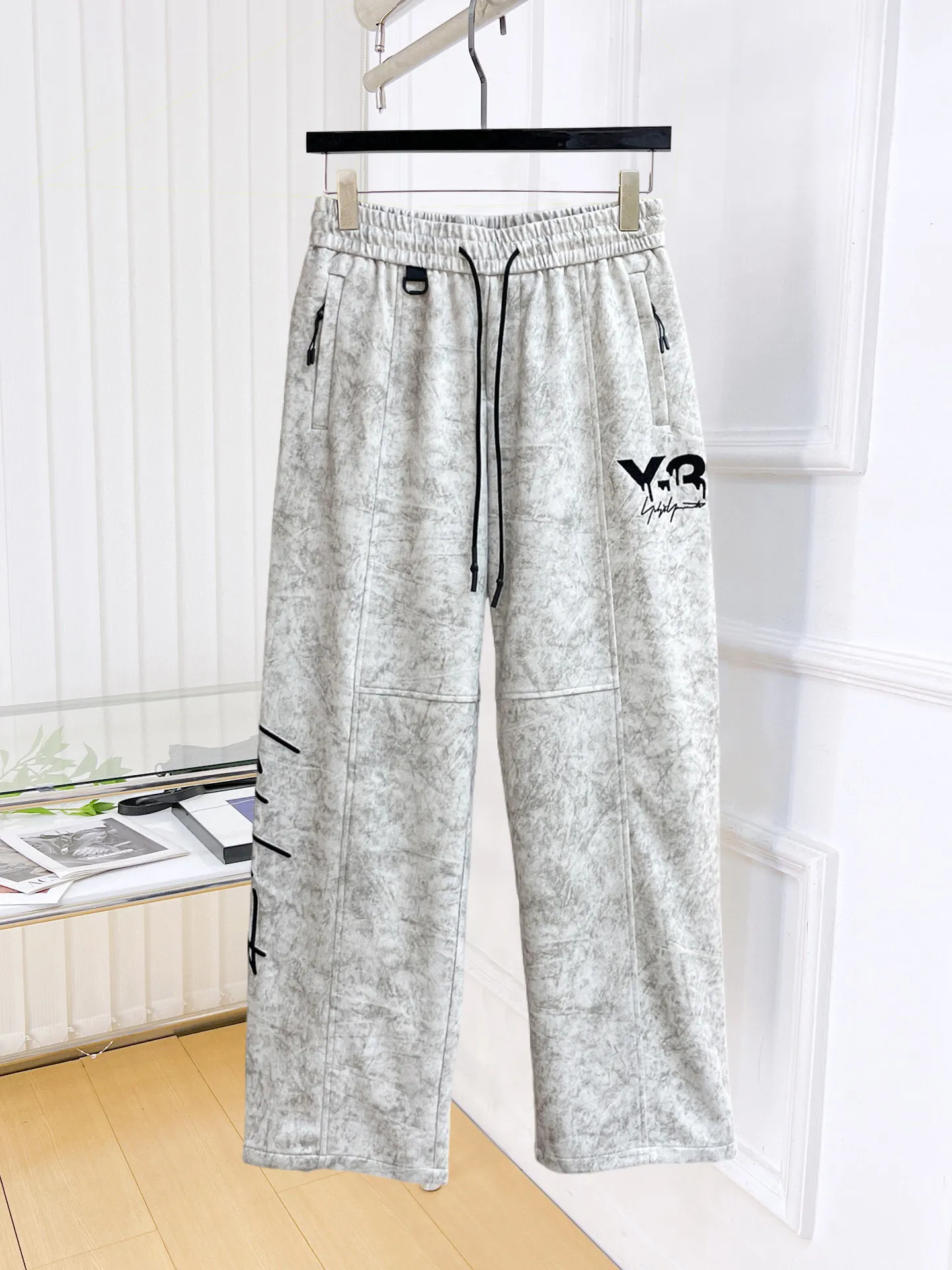 Y 3 [Higher version] The latest products for autumn and winter 2026, available at the counter simultaneously, original goods, fashionable casual trousers and casual pants, using imported original fabrics, top-grade embroidery 🪡 craft letter pattern logo, original hardware accessories decoration, simple yet fashionable, fashionable and handsome upper body, Sizes: M-3XL