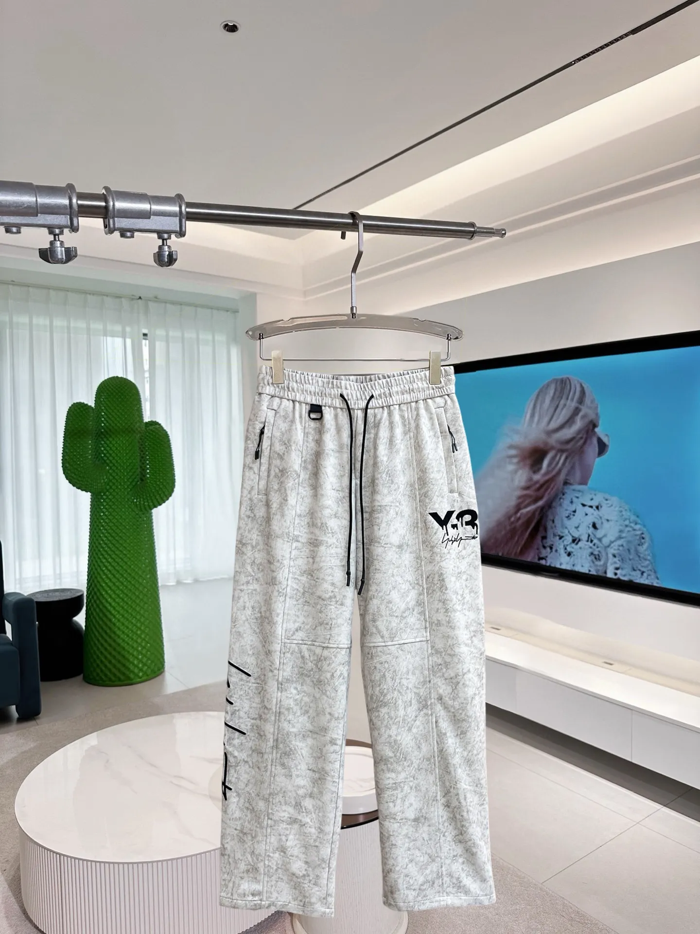 Y 3 [Higher version] The latest products for autumn and winter 2026, available at the counter simultaneously, original goods, fashionable casual trousers and casual pants, using imported original fabrics, top-grade embroidery 🪡 craft letter pattern logo, original hardware accessories decoration, simple yet fashionable, fashionable and handsome upper body, Sizes: M-3XL