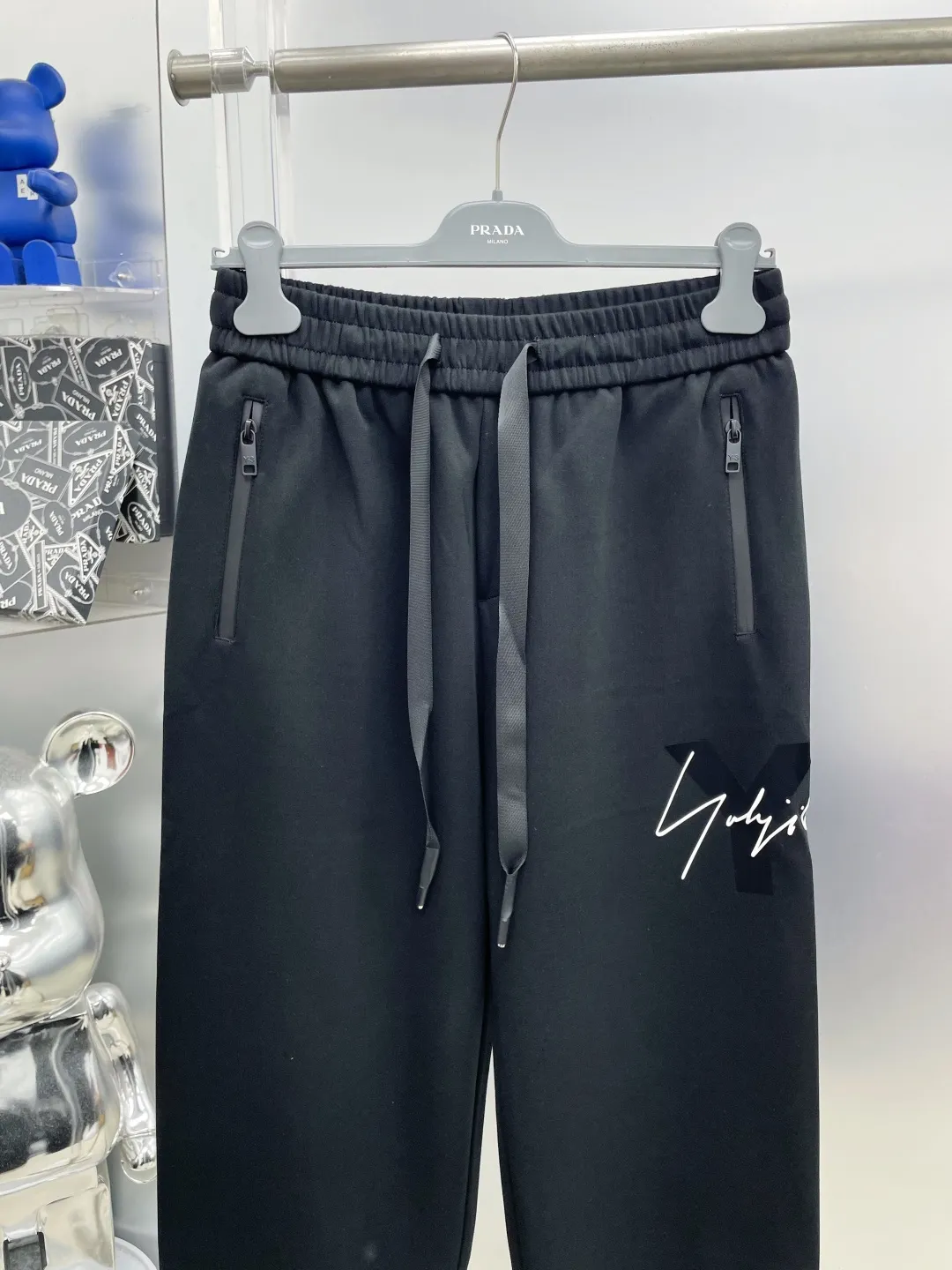 Y 3 Yohji Yamamoto 2026 Autumn and Winter New Arrival brand LOGO casual pants and trousers DD are on sale simultaneously on the official website. Brand Classic LOGO casual pants, customized fabrics, excellent comfort and strong touch. Highly recognisable, perfect appearance and craftsmanship. Size:M-3XL