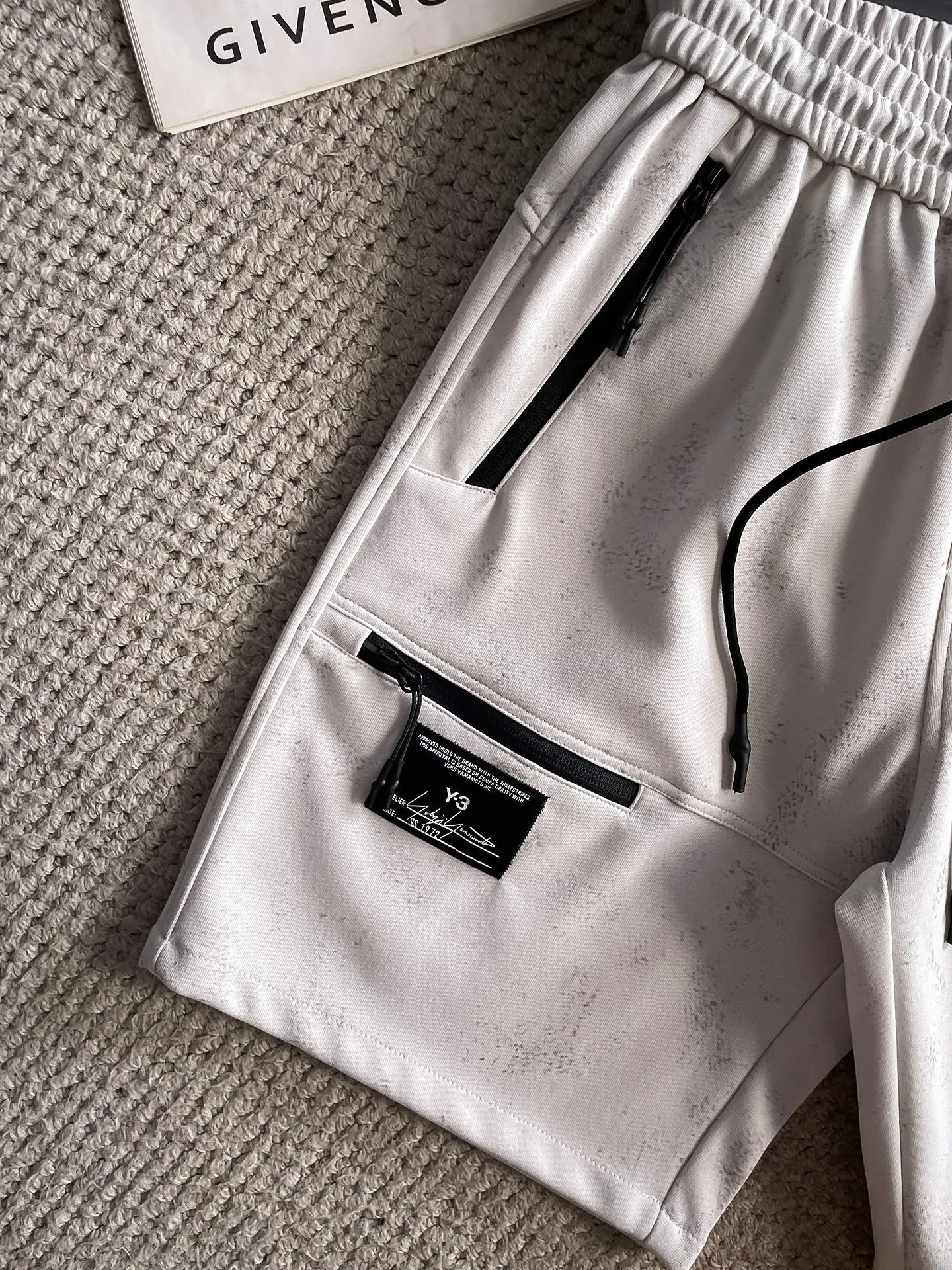 Y 3 Complete three standards 2025 summer New Arrival men's casual shorts, advanced custom-made Breathable fabric Breathable fabric with high stretch and comfort, impeccable details, top-grade accessories, original logo design concept, delicate and soft feel! The upper body fit is awesome! Size: M-XXXL Please state your height and weight when ordering