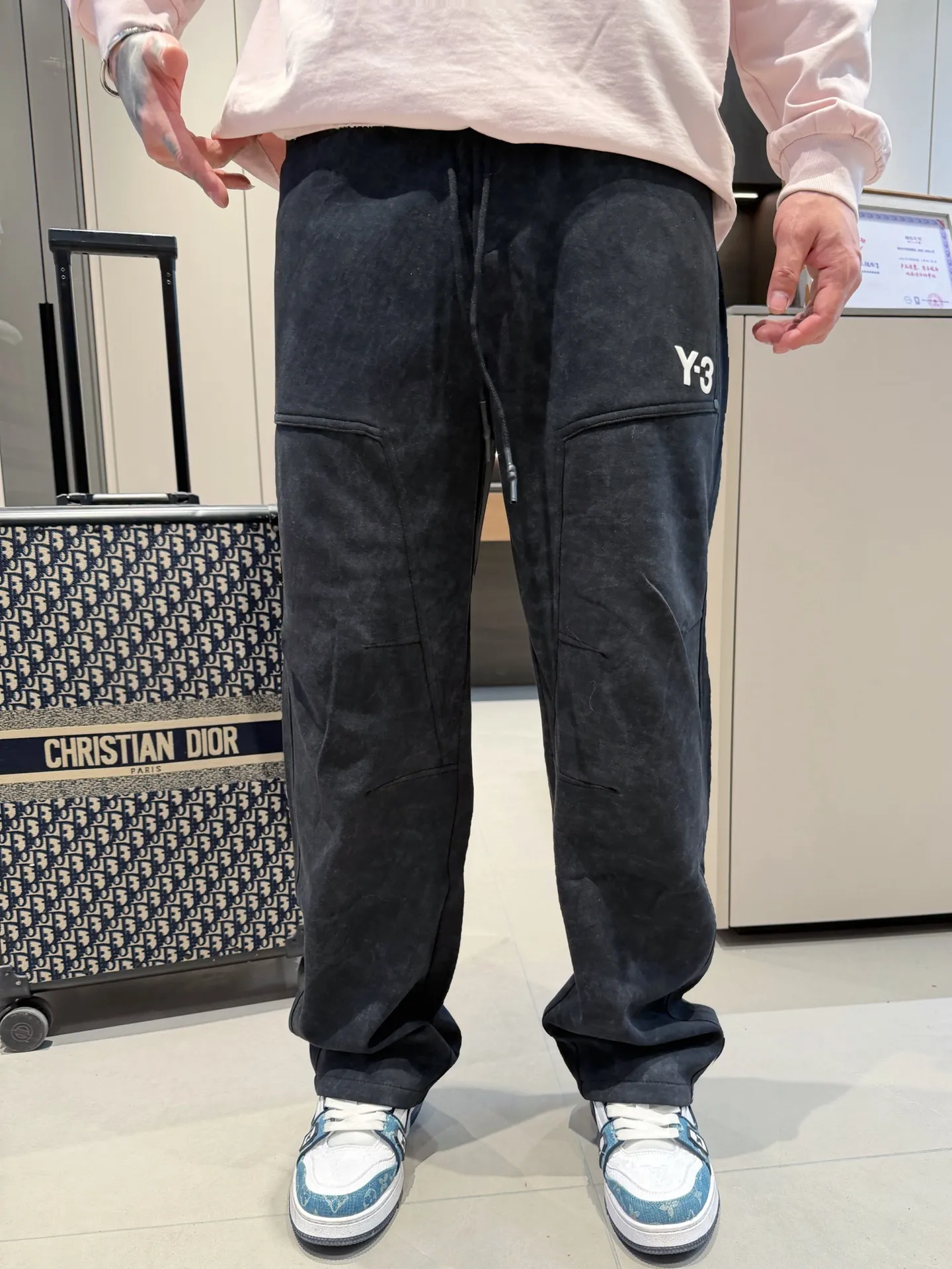 Y 3 🆕2026 Autumn and Winter New Arrival trousers and casual pants🎁 are on sale simultaneously on the official website. Brand Classic LOGO casual pants, customized fabrics, excellent comfort and strong touch. Highly recognisable, perfect appearance and craftsmanship. Size:M-3XL