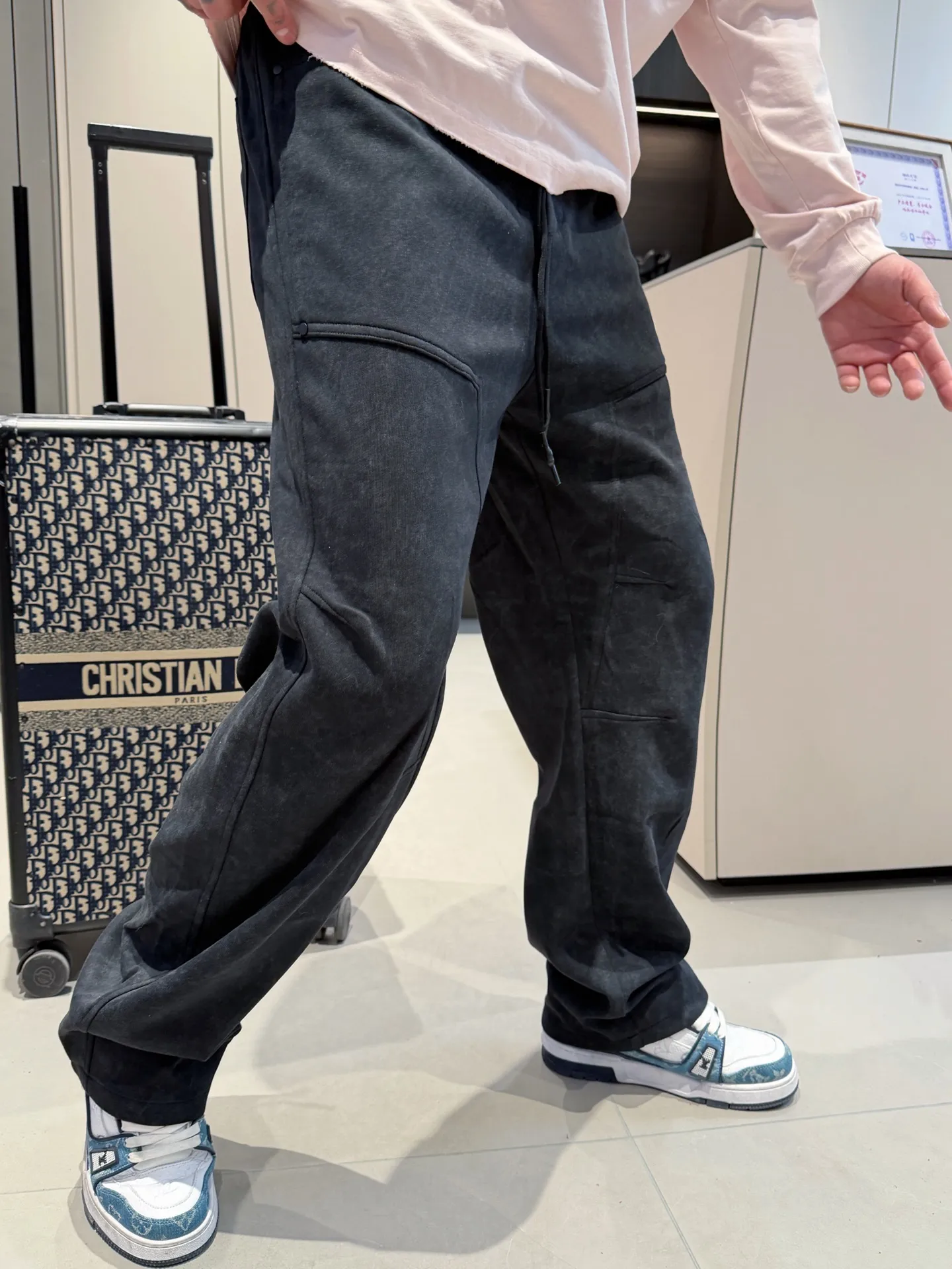 Y 3 🆕2026 Autumn and Winter New Arrival trousers and casual pants🎁 are on sale simultaneously on the official website. Brand Classic LOGO casual pants, customized fabrics, excellent comfort and strong touch. Highly recognisable, perfect appearance and craftsmanship. Size:M-3XL