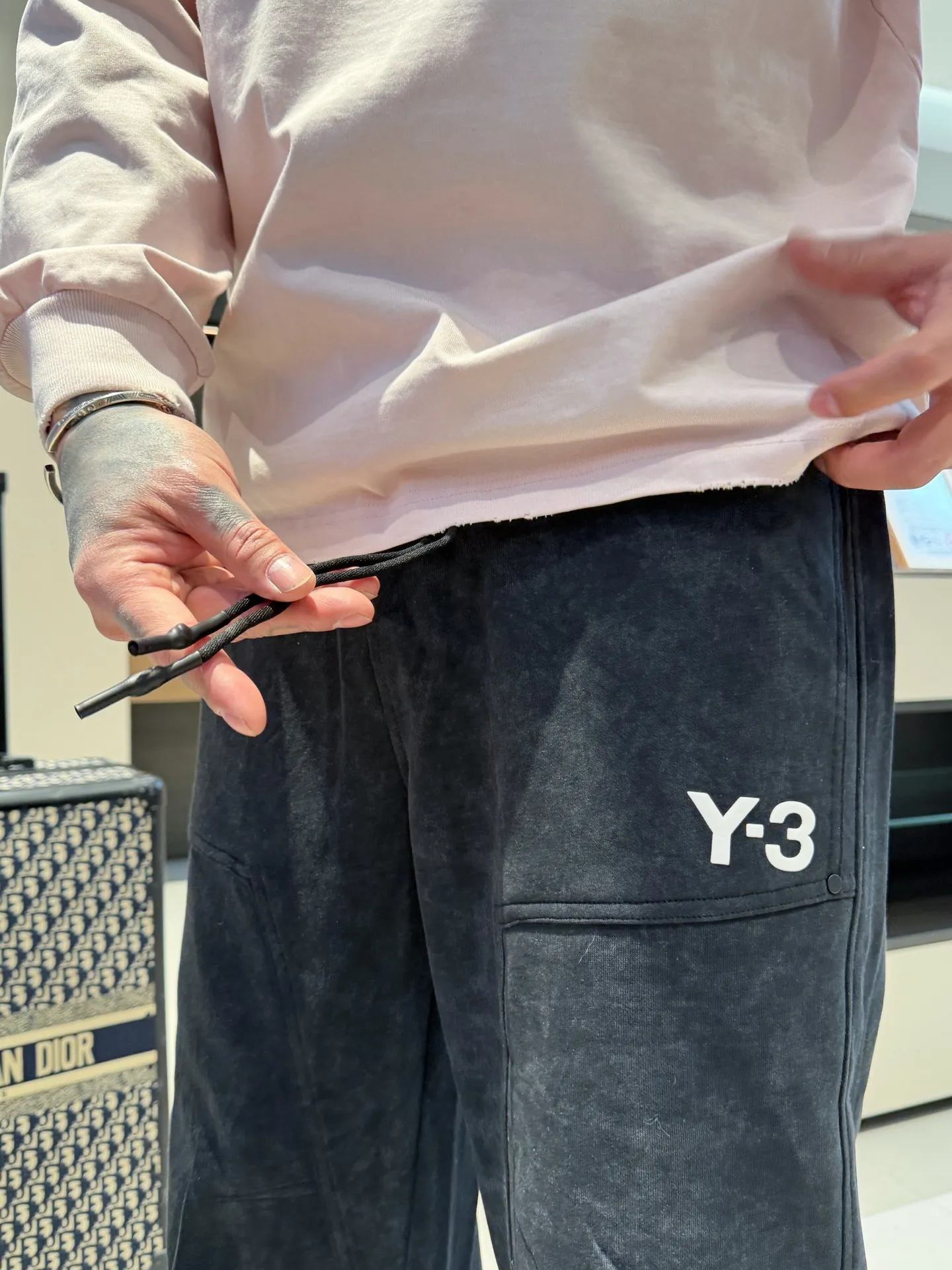 Y 3 🆕2026 Autumn and Winter New Arrival trousers and casual pants🎁 are on sale simultaneously on the official website. Brand Classic LOGO casual pants, customized fabrics, excellent comfort and strong touch. Highly recognisable, perfect appearance and craftsmanship. Size:M-3XL