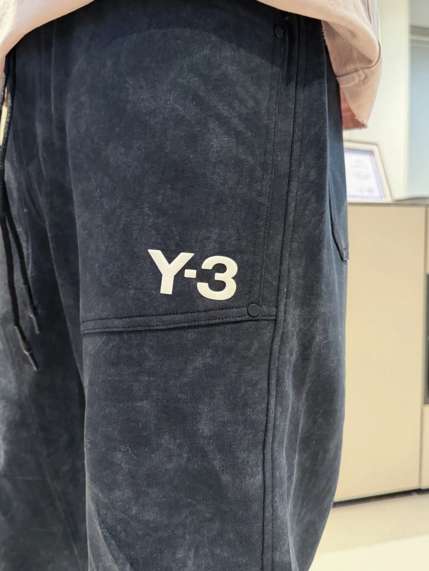 Y 3 🆕2026 Autumn and Winter New Arrival trousers and casual pants🎁 are on sale simultaneously on the official website. Brand Classic LOGO casual pants, customized fabrics, excellent comfort and strong touch. Highly recognisable, perfect appearance and craftsmanship. Size:M-3XL