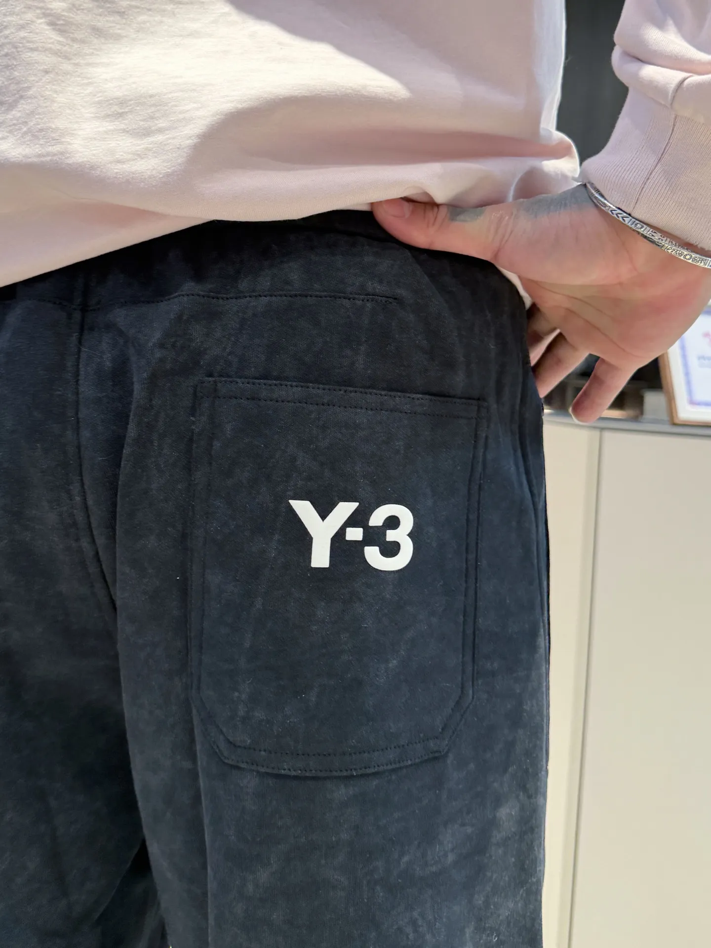 Y 3 🆕2026 Autumn and Winter New Arrival trousers and casual pants🎁 are on sale simultaneously on the official website. Brand Classic LOGO casual pants, customized fabrics, excellent comfort and strong touch. Highly recognisable, perfect appearance and craftsmanship. Size:M-3XL