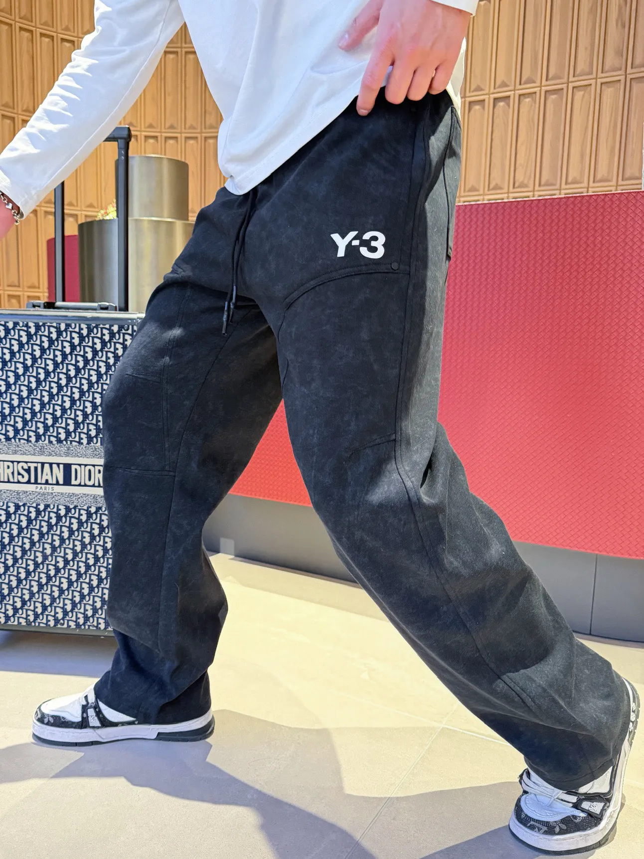 Y 3 🆕2026 Autumn and Winter New Arrival trousers and casual pants🎁 are on sale simultaneously on the official website. Brand Classic LOGO casual pants, customized fabrics, excellent comfort and strong touch. Highly recognisable, perfect appearance and craftsmanship. Size:M-3XL