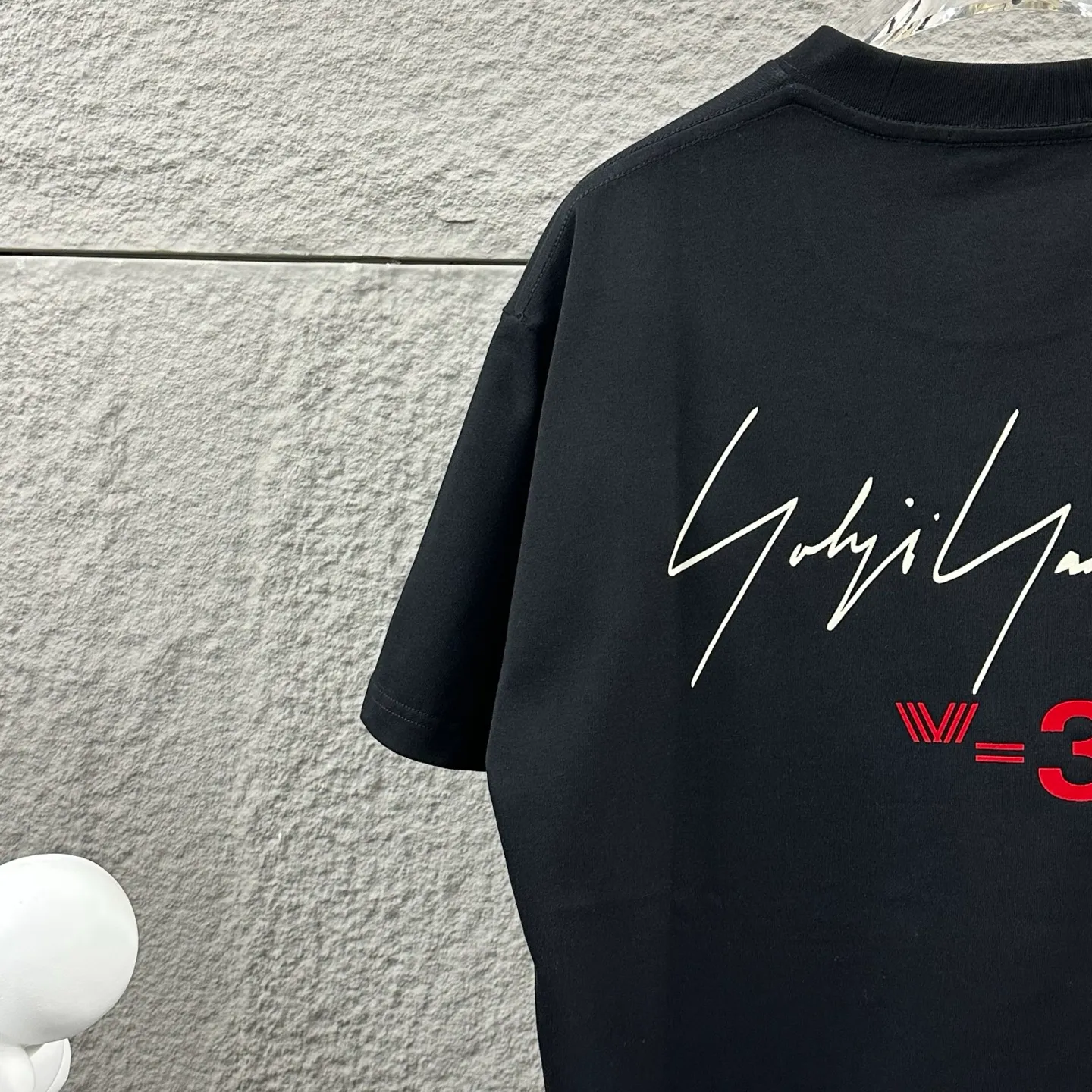 Y 3*Yamamoto*Yoji 2026 Spring and Summer New Arrival Simple signature letters three-dimensional flocking technology Y-3 Customized double yarn plain cotton fabric Short-sleeved T-shirt Men and women Same Style Color: Black White Size: S (90-130 pounds) M (120-150 pounds) L (140-165 pounds) XL (160-180 pounds) XXL (180 pounds)