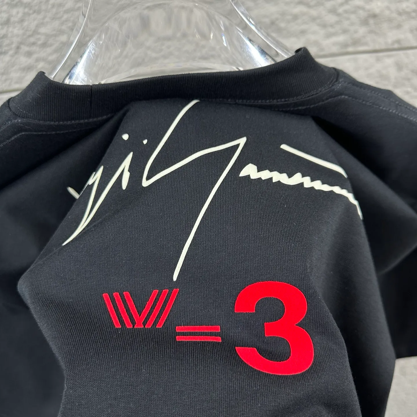 Y 3*Yamamoto*Yoji 2026 Spring and Summer New Arrival Simple signature letters three-dimensional flocking technology Y-3 Customized double yarn plain cotton fabric Short-sleeved T-shirt Men and women Same Style Color: Black White Size: S (90-130 pounds) M (120-150 pounds) L (140-165 pounds) XL (160-180 pounds) XXL (180 pounds)