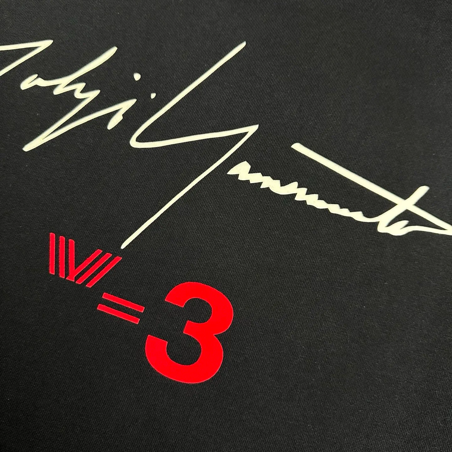 Y 3*Yamamoto*Yoji 2026 Spring and Summer New Arrival Simple signature letters three-dimensional flocking technology Y-3 Customized double yarn plain cotton fabric Short-sleeved T-shirt Men and women Same Style Color: Black White Size: S (90-130 pounds) M (120-150 pounds) L (140-165 pounds) XL (160-180 pounds) XXL (180 pounds)