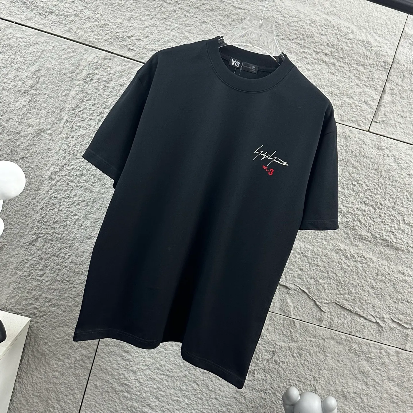 Y 3*Yamamoto*Yoji 2026 Spring and Summer New Arrival Simple signature letters three-dimensional flocking technology Y-3 Customized double yarn plain cotton fabric Short-sleeved T-shirt Men and women Same Style Color: Black White Size: S (90-130 pounds) M (120-150 pounds) L (140-165 pounds) XL (160-180 pounds) XXL (180 pounds)