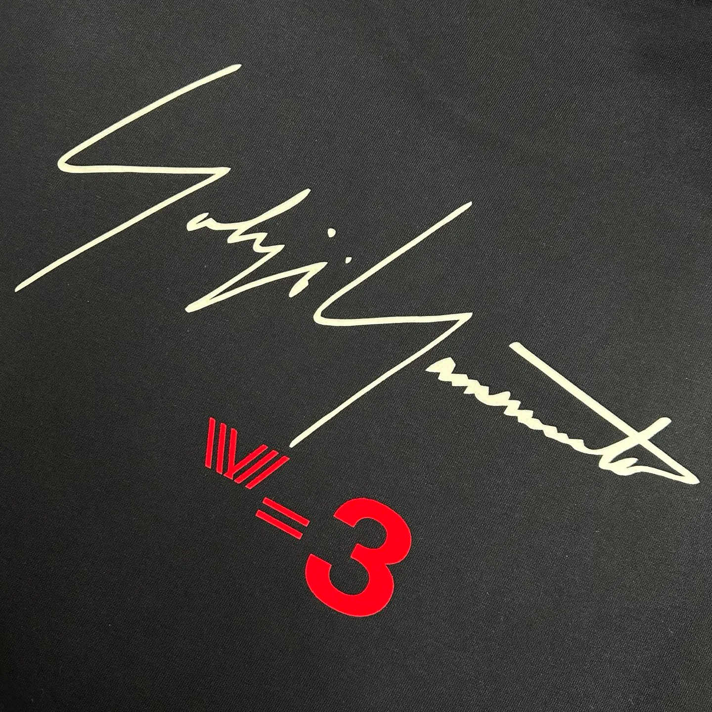 Y 3*Yamamoto*Yoji 2026 Spring and Summer New Arrival Simple signature letters three-dimensional flocking technology Y-3 Customized double yarn plain cotton fabric Short-sleeved T-shirt Men and women Same Style Color: Black White Size: S (90-130 pounds) M (120-150 pounds) L (140-165 pounds) XL (160-180 pounds) XXL (180 pounds)