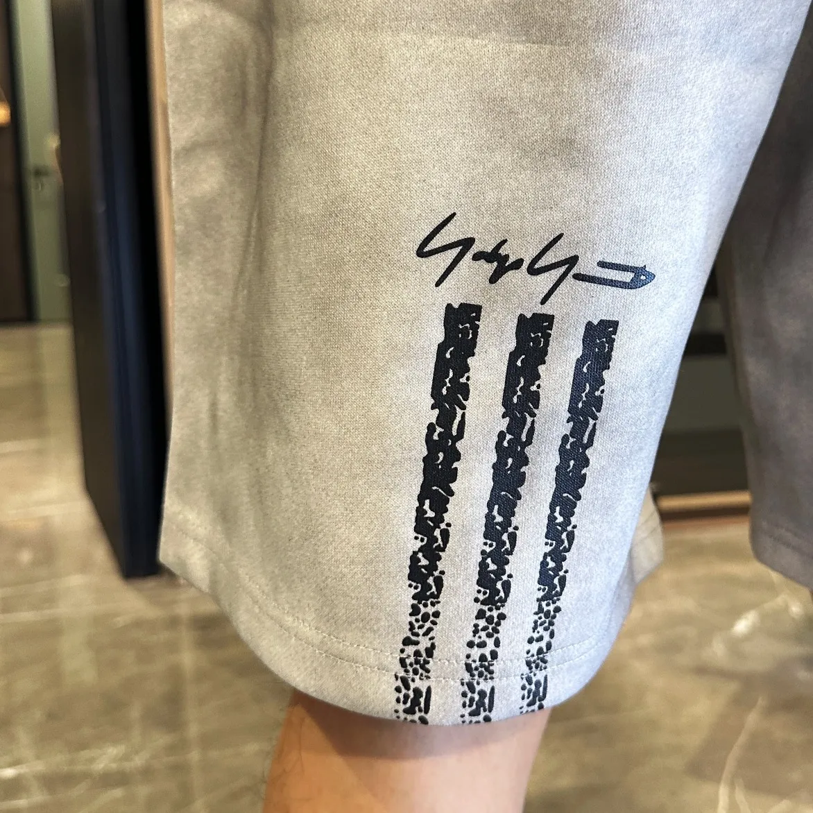 Y 3 Complete three standards 2026 summer New Arrival men's casual shorts, advanced custom-made Breathable fabric Breathable fabric with high elasticity and comfort, impeccable details, top-grade accessories, original logo design concept, delicate and soft feel! The upper body fit is awesome! Size: M-XXXL Please state your height and weight when ordering